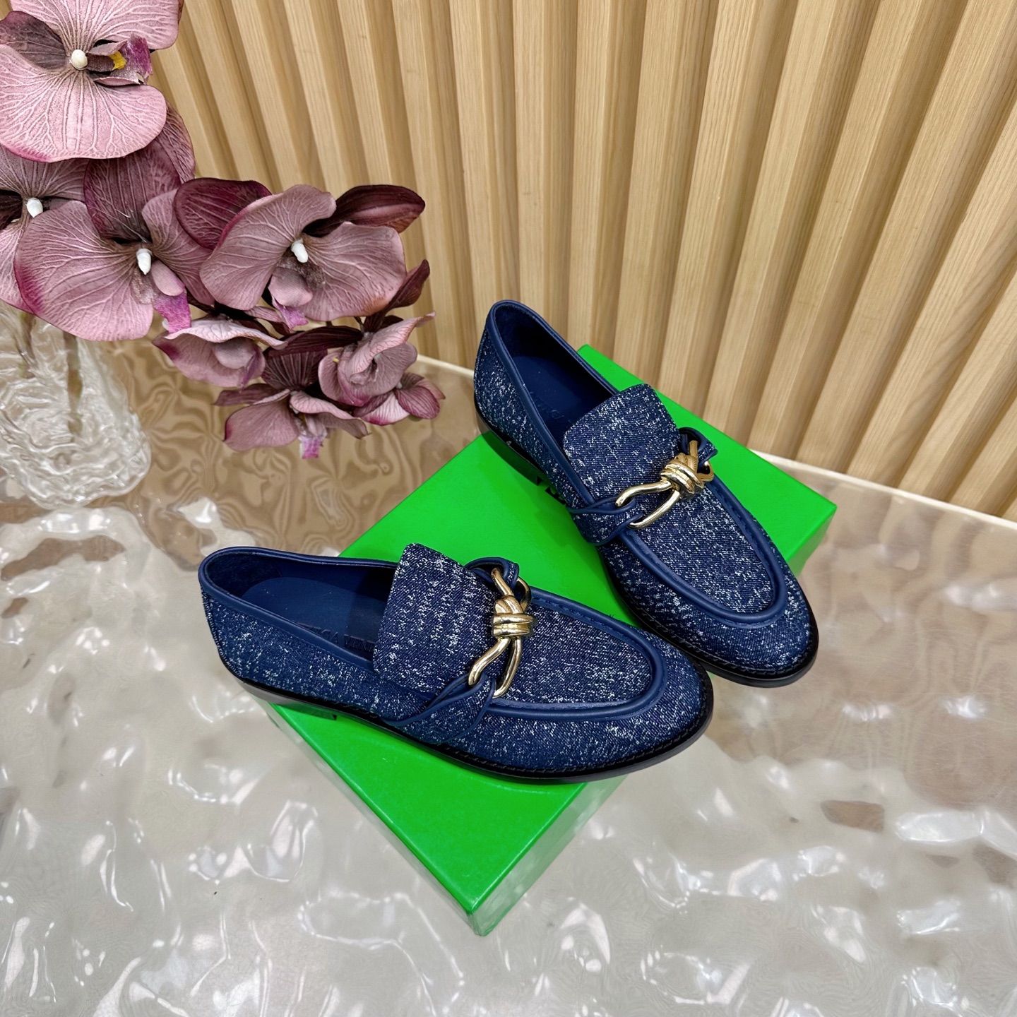 “792 Bottega Veneta Cortex Cut Shoes: Latest Color Trends with Comfortable Design and High-End Materials” - 图片 2
