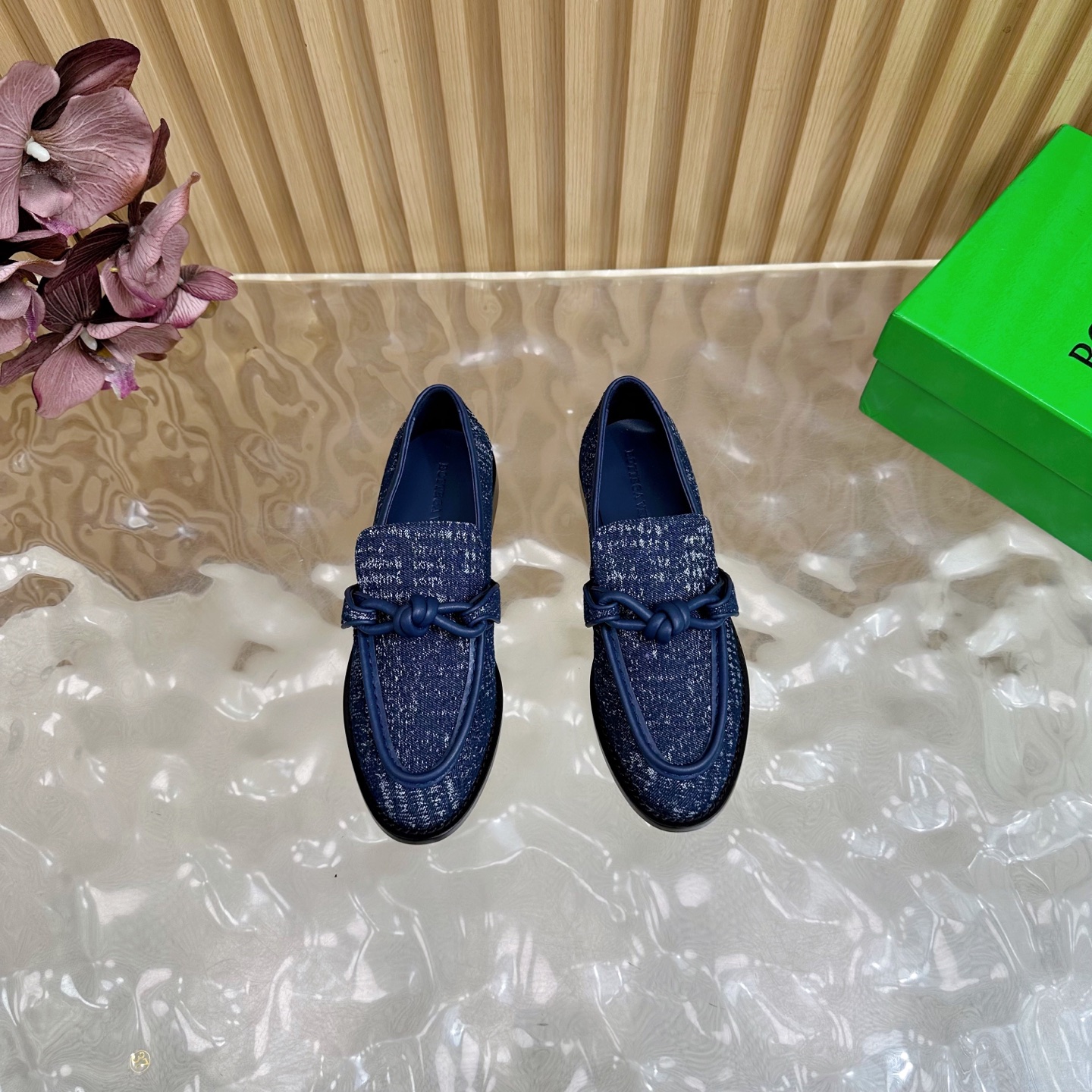 “Bottega Veneta Cortex Cut Shoes: Latest Color Trends and Comfortable Designs” - 图片 4