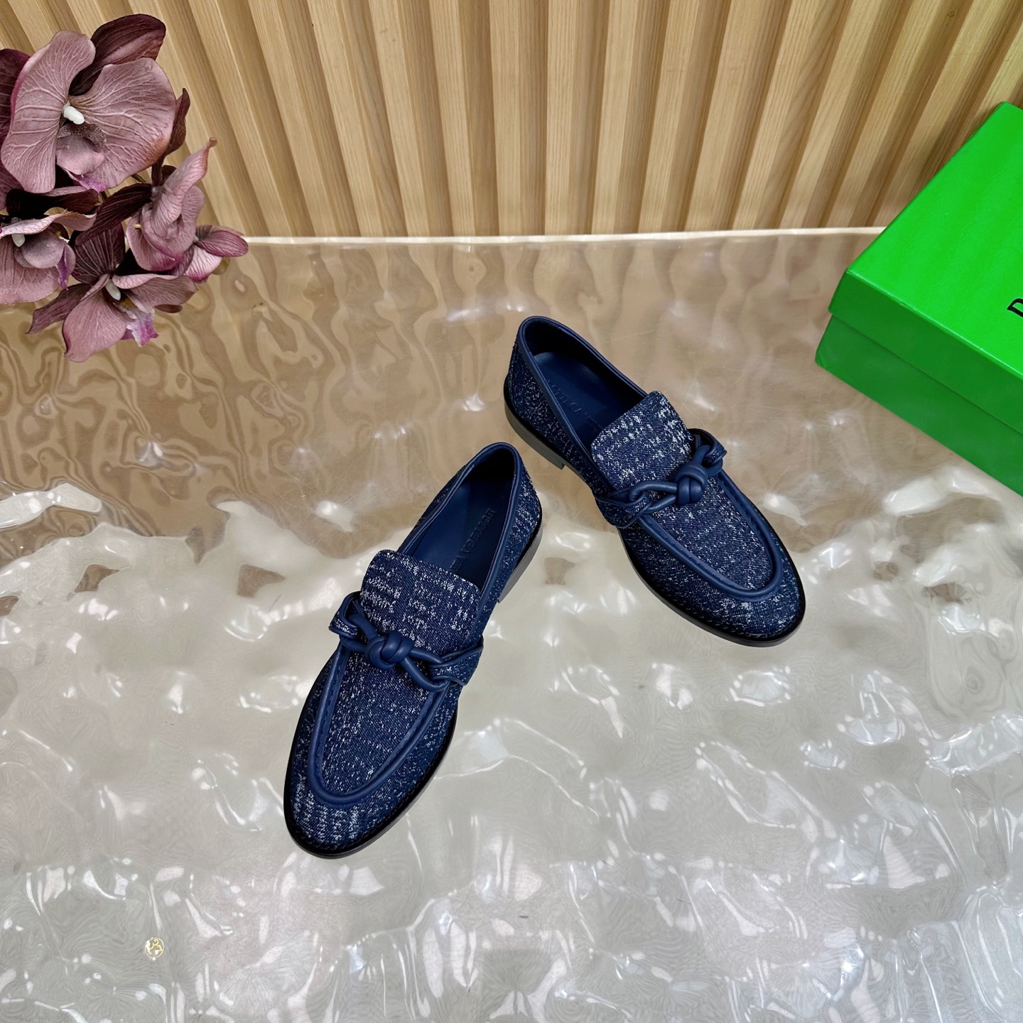 “Bottega Veneta Cortex Cut Shoes: Latest Color Trends and Comfortable Designs” - 图片 6