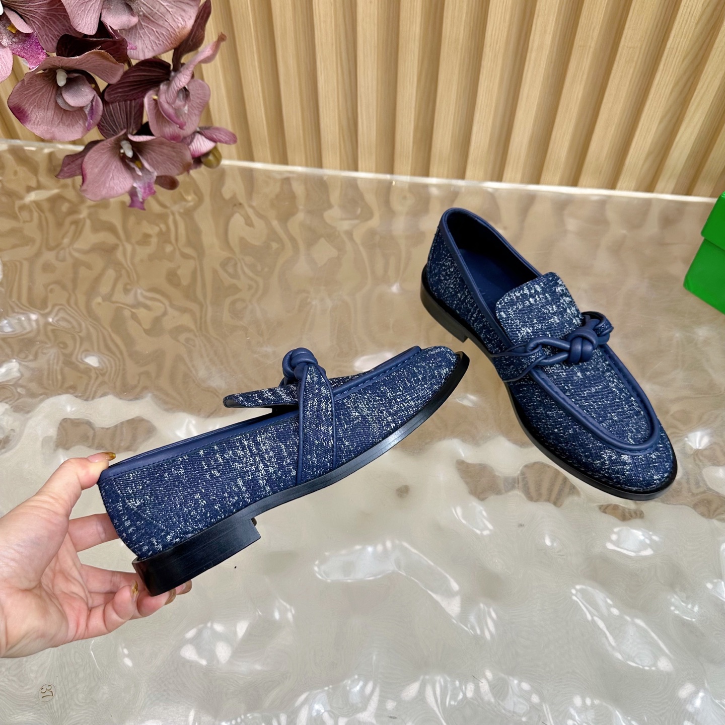 “Bottega Veneta Cortex Cut Shoes: Latest Color Trends and Comfortable Designs” - 图片 8