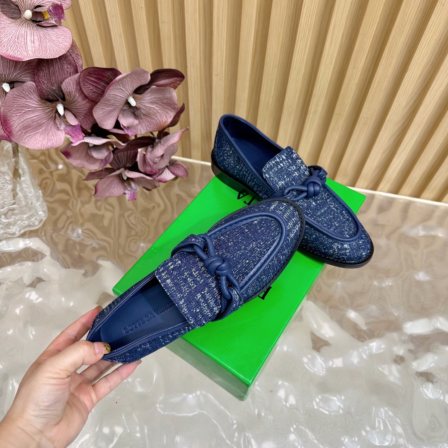 “Bottega Veneta Cortex Cut Shoes: Latest Color Trends and Comfortable Designs” - 图片 3