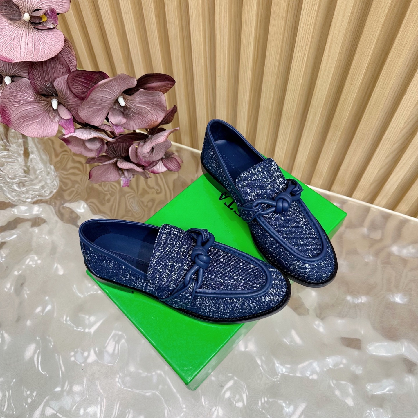 “Bottega Veneta Cortex Cut Shoes: Latest Color Trends and Comfortable Designs” - 图片 2