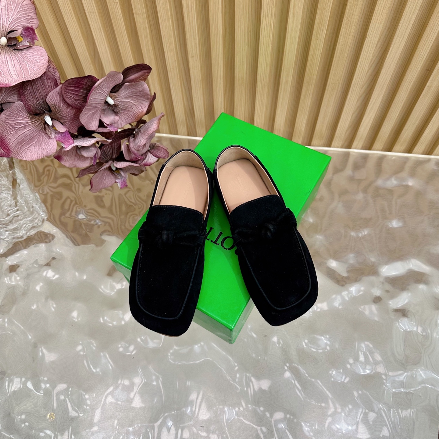 Luxury Coffee-Colored Velvet Shoes with Unique Design and Comfortable Fit for Men and Women - 图片 3