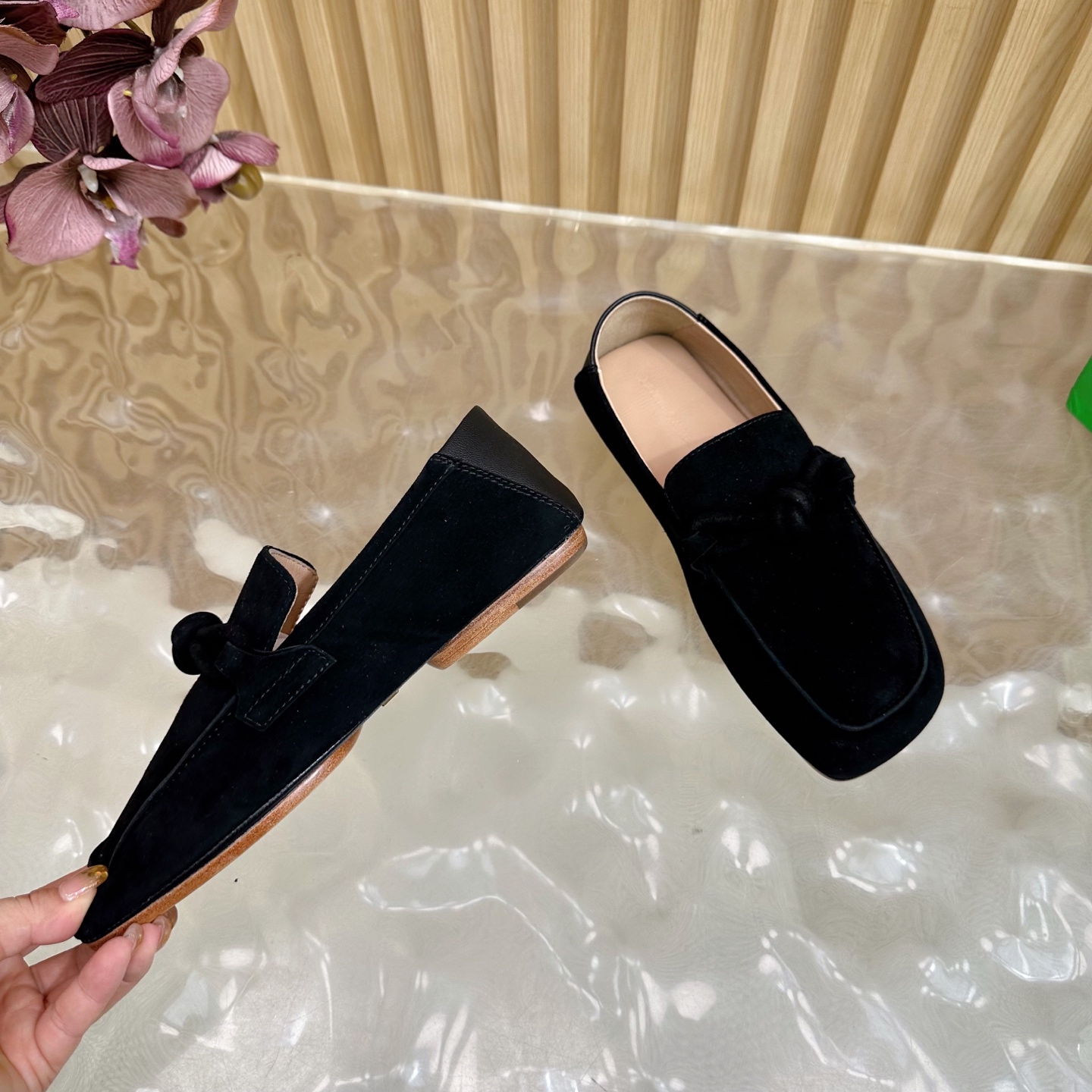 Luxury Coffee-Colored Velvet Shoes with Unique Design and Comfortable Fit for Men and Women - 图片 7