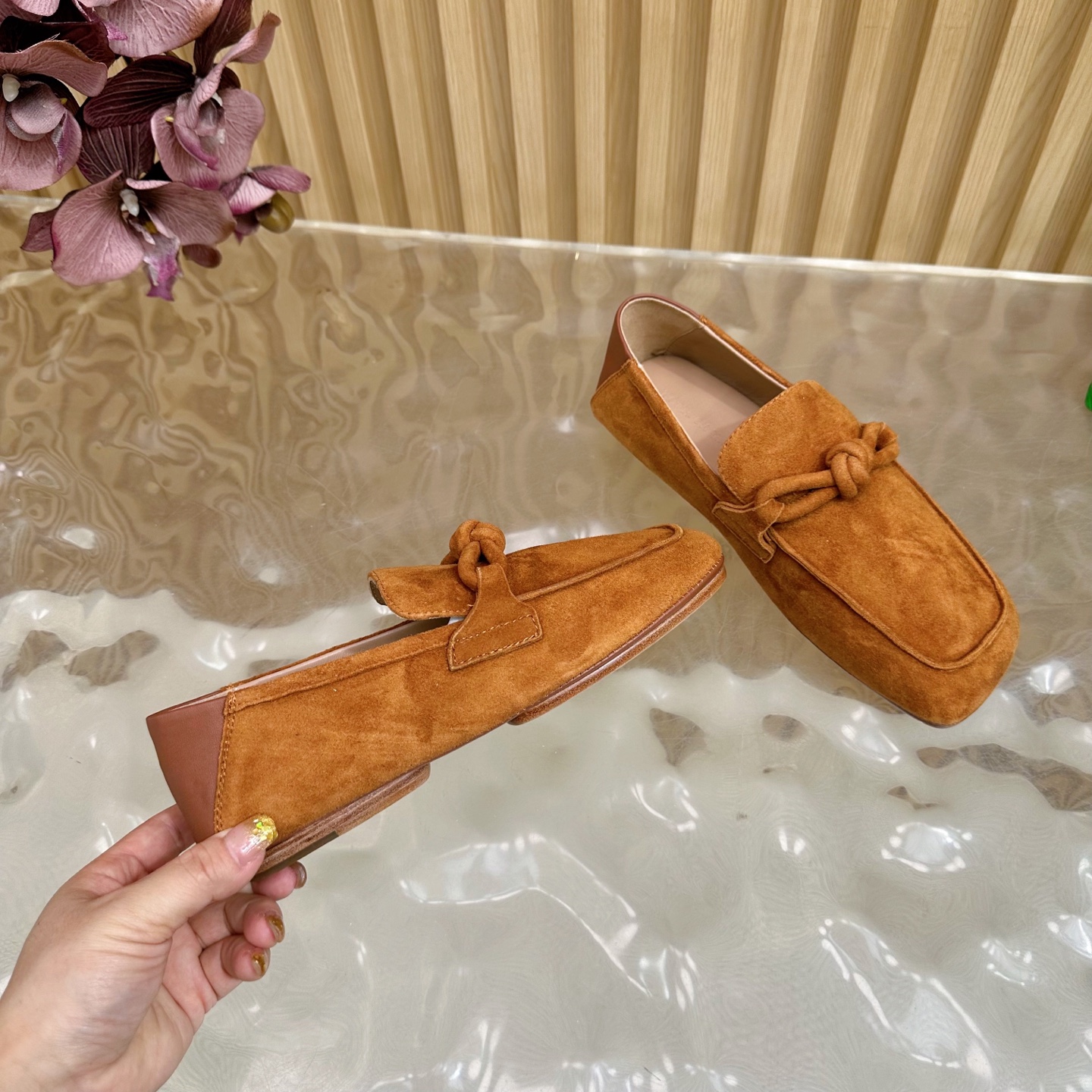 Title: Bottega Veneta Male and Female Velvet Shoes Summary Summary: Bottega Veneta velvet shoes offer comfort, style, and quality in a unique design for men and women. - 图片 8