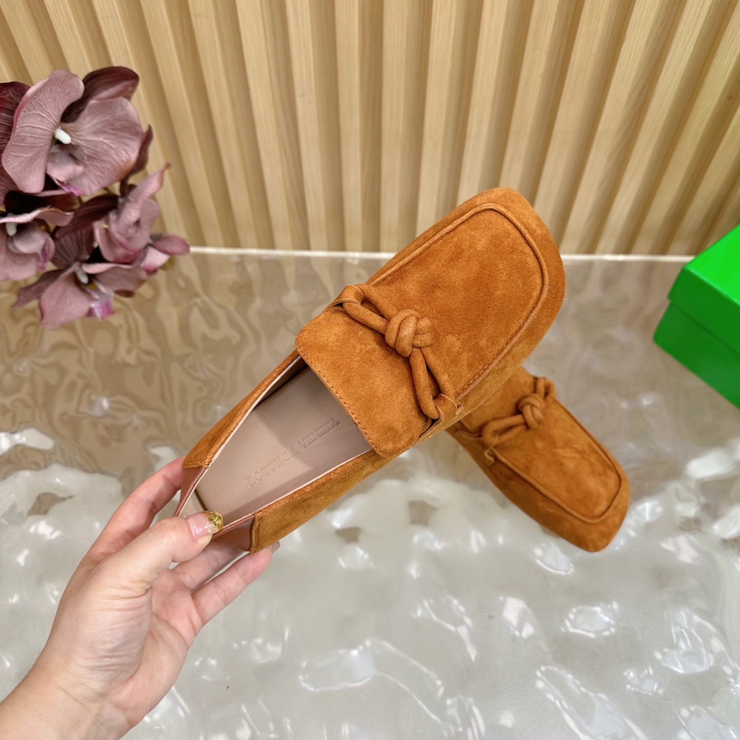 Title: Bottega Veneta Male and Female Velvet Shoes Summary Summary: Bottega Veneta velvet shoes offer comfort, style, and quality in a unique design for men and women. - 图片 9