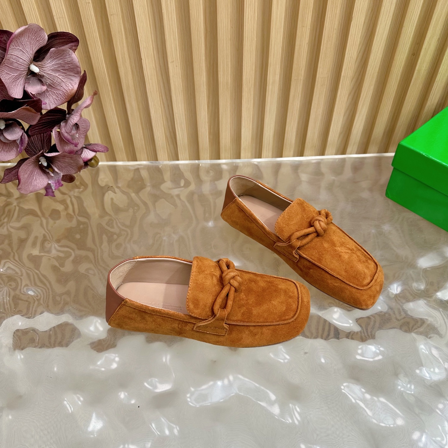 Title: Bottega Veneta Male and Female Velvet Shoes Summary Summary: Bottega Veneta velvet shoes offer comfort, style, and quality in a unique design for men and women. - 图片 5