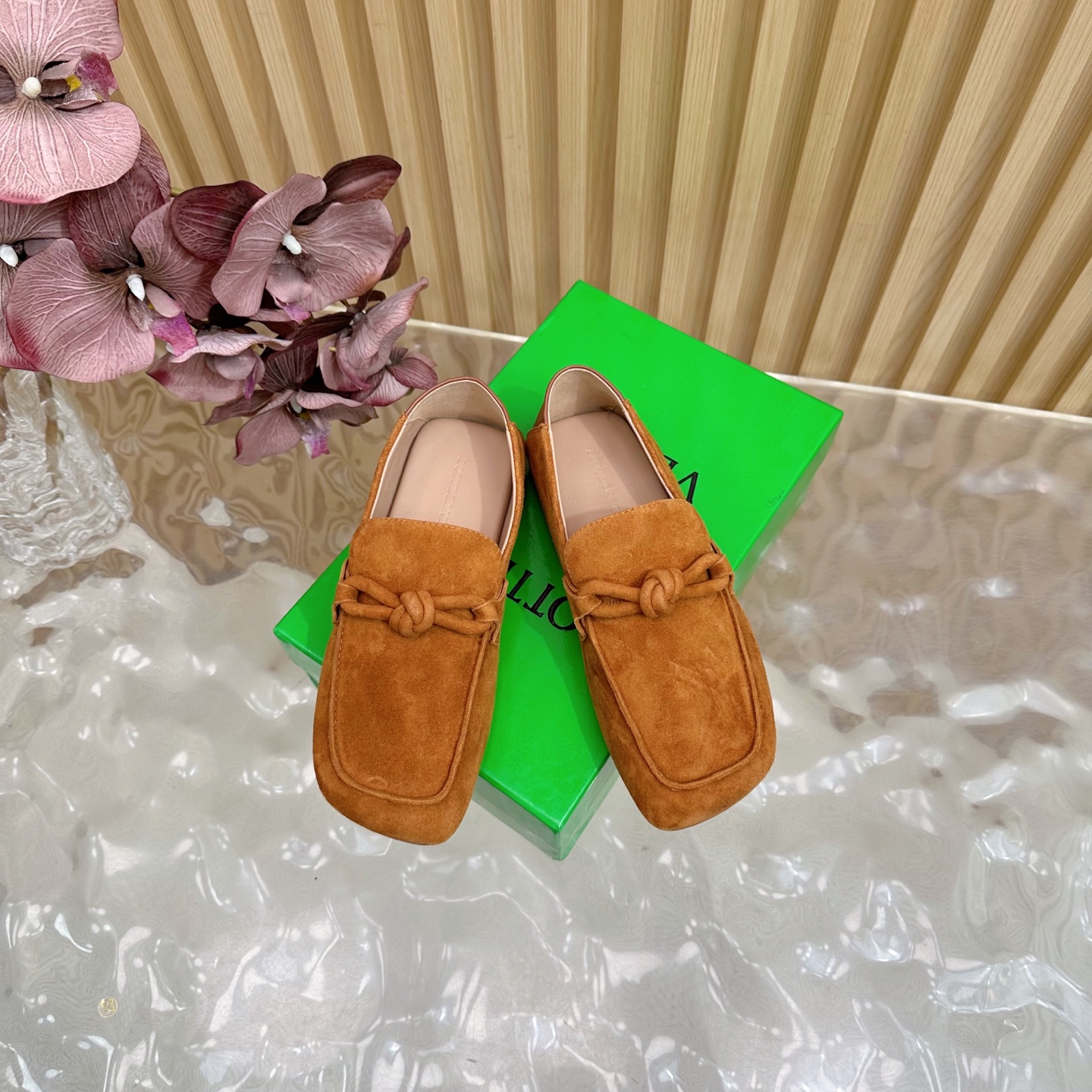 Title: Bottega Veneta Male and Female Velvet Shoes Summary Summary: Bottega Veneta velvet shoes offer comfort, style, and quality in a unique design for men and women. - 图片 3