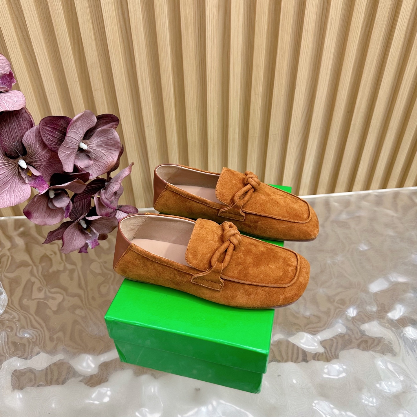 Title: Bottega Veneta Male and Female Velvet Shoes Summary Summary: Bottega Veneta velvet shoes offer comfort, style, and quality in a unique design for men and women. - 图片 1