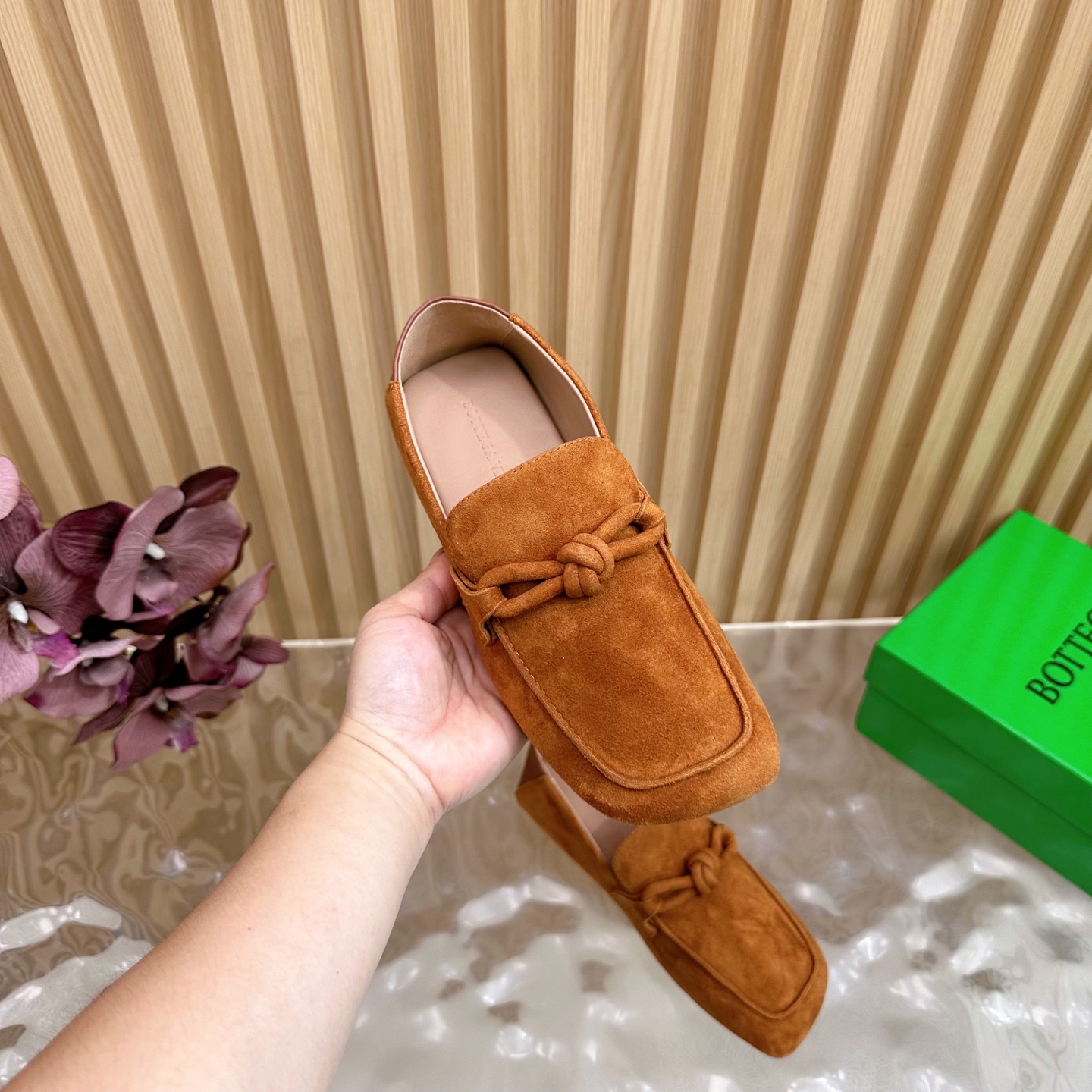 Title: Bottega Veneta Male and Female Velvet Shoes Summary Summary: Bottega Veneta velvet shoes offer comfort, style, and quality in a unique design for men and women. - 图片 7