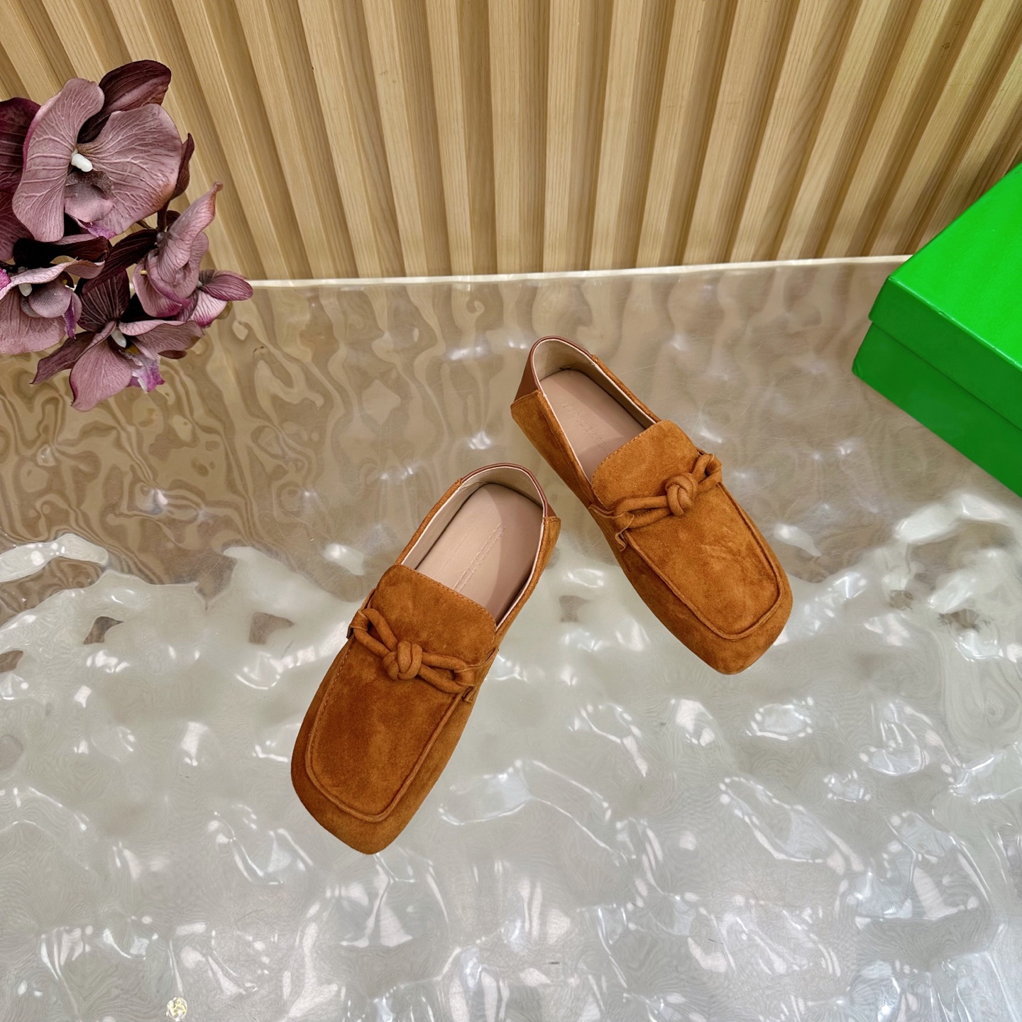 Title: Bottega Veneta Male and Female Velvet Shoes Summary Summary: Bottega Veneta velvet shoes offer comfort, style, and quality in a unique design for men and women. - 图片 4