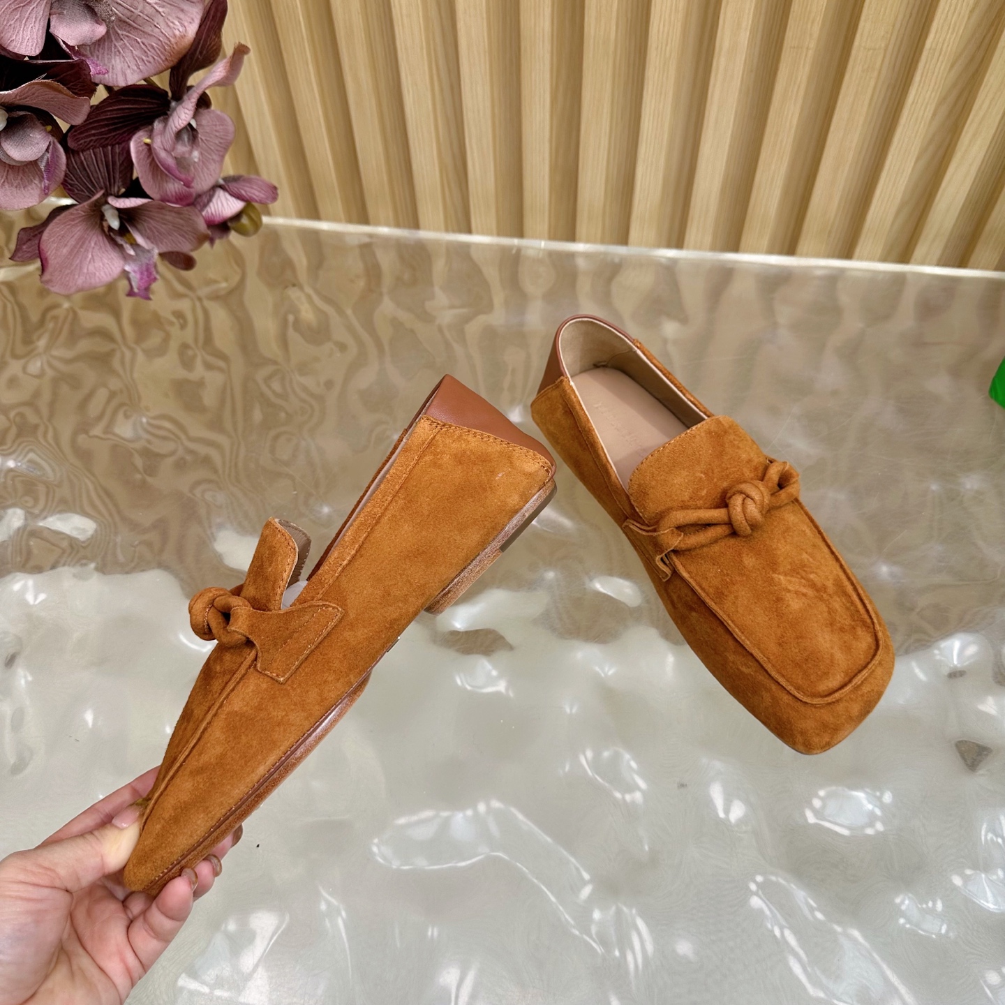 Title: Bottega Veneta Male and Female Velvet Shoes Summary Summary: Bottega Veneta velvet shoes offer comfort, style, and quality in a unique design for men and women. - 图片 6