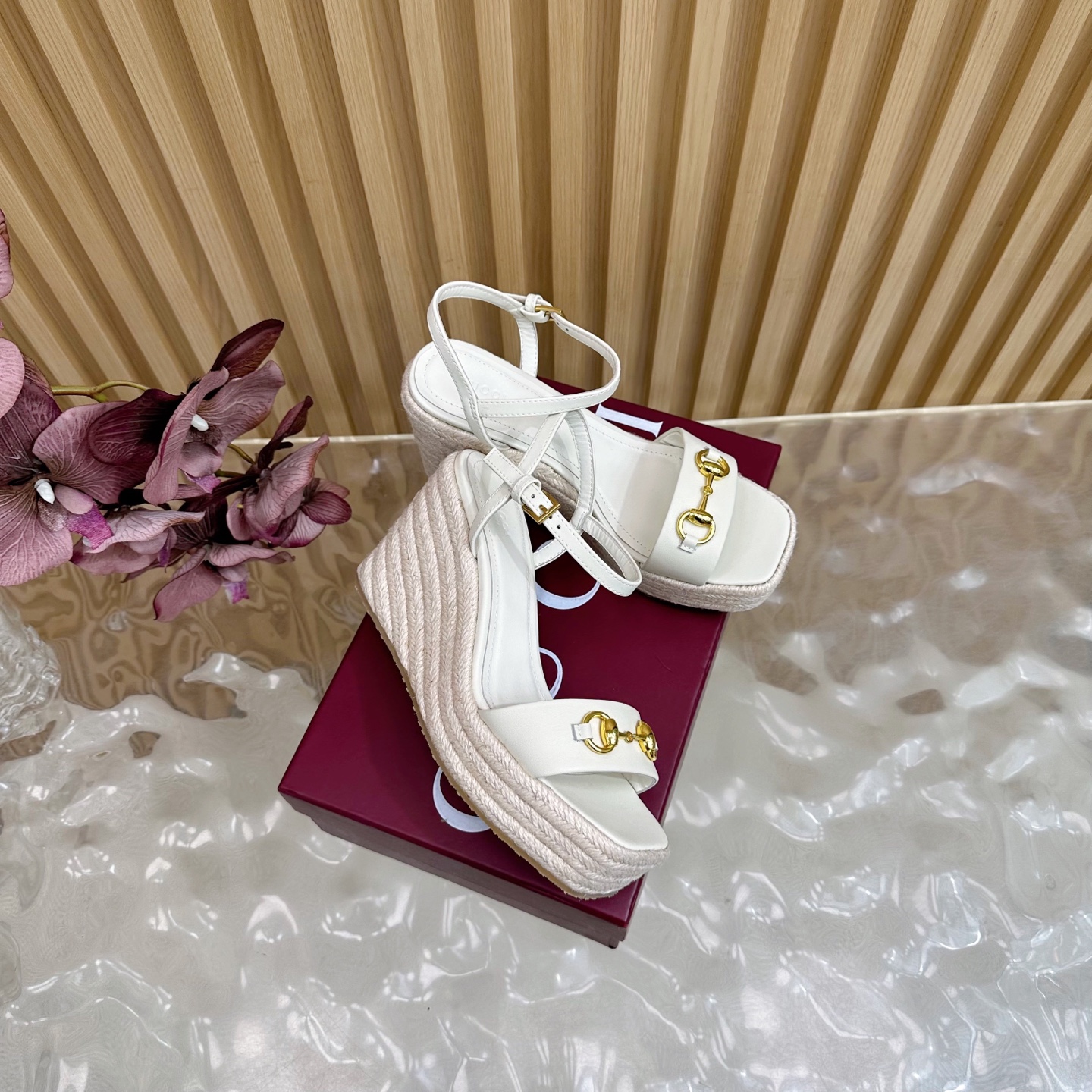 Gucci Classic Cascade Slipper: Italian Leather Sandals with Horsebit Detail & Cozy Sheepskin Lining - 图片 2