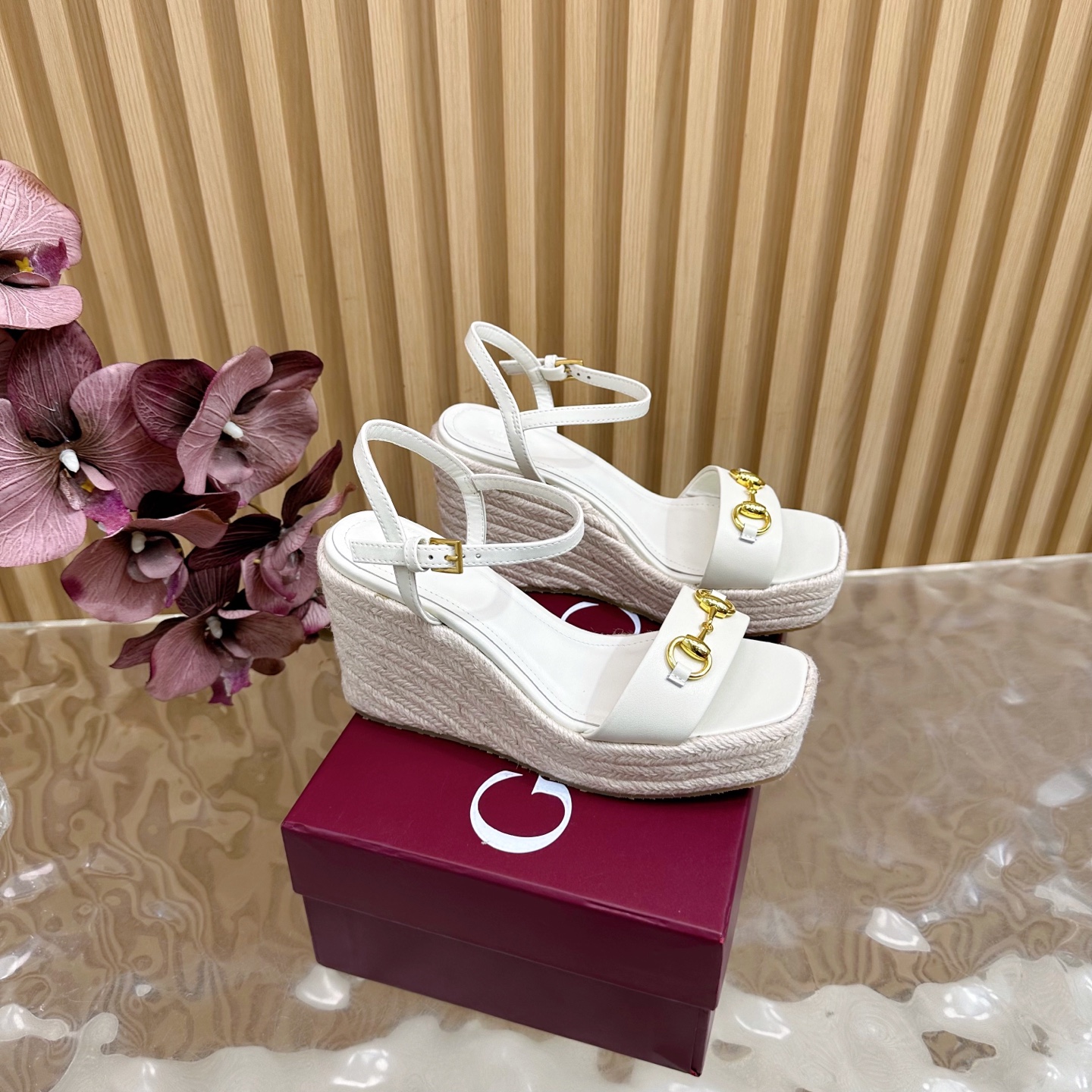 Gucci Classic Cascade Slipper: Italian Leather Sandals with Horsebit Detail & Cozy Sheepskin Lining