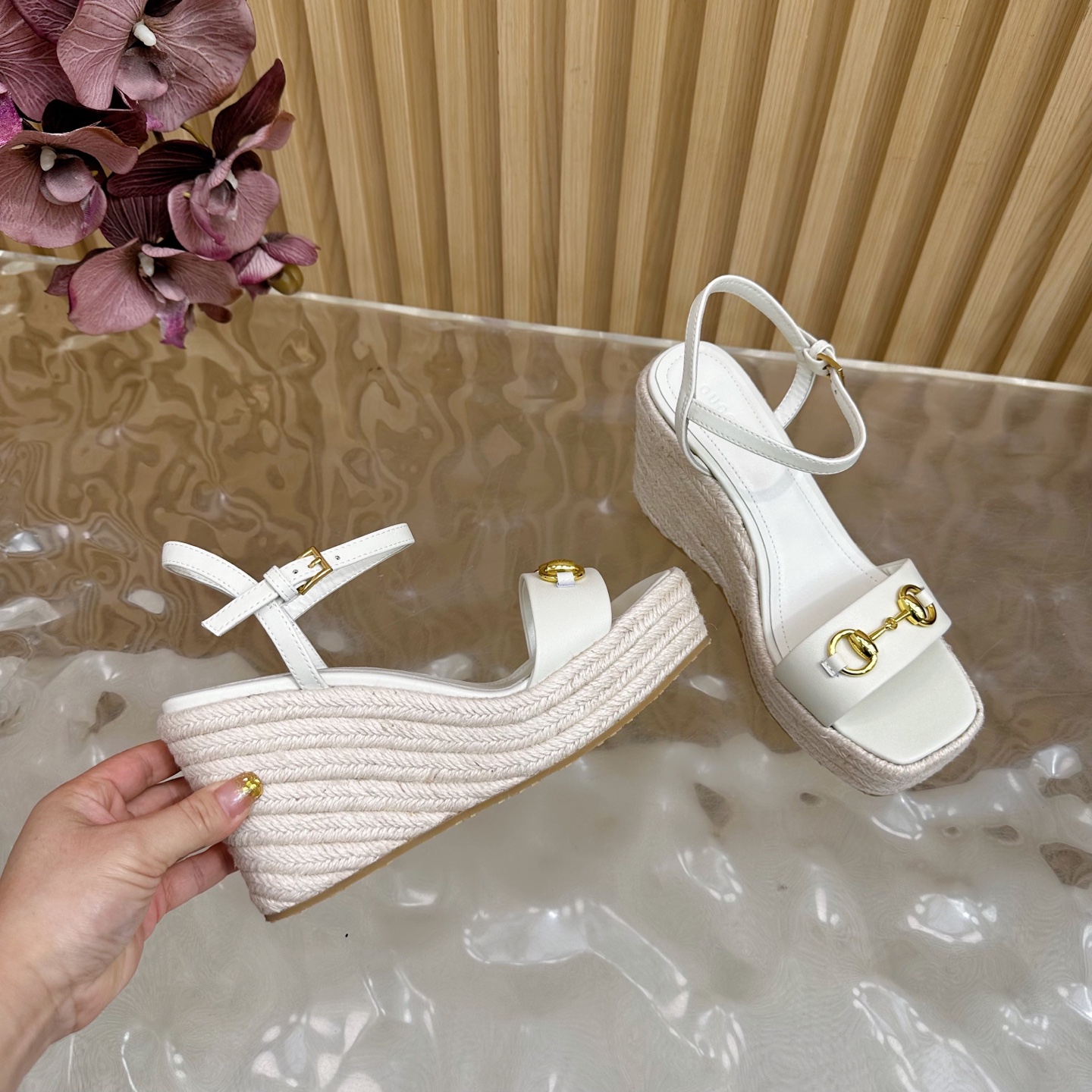 Gucci Classic Cascade Slipper: Italian Leather Sandals with Horsebit Detail & Cozy Sheepskin Lining - 图片 8