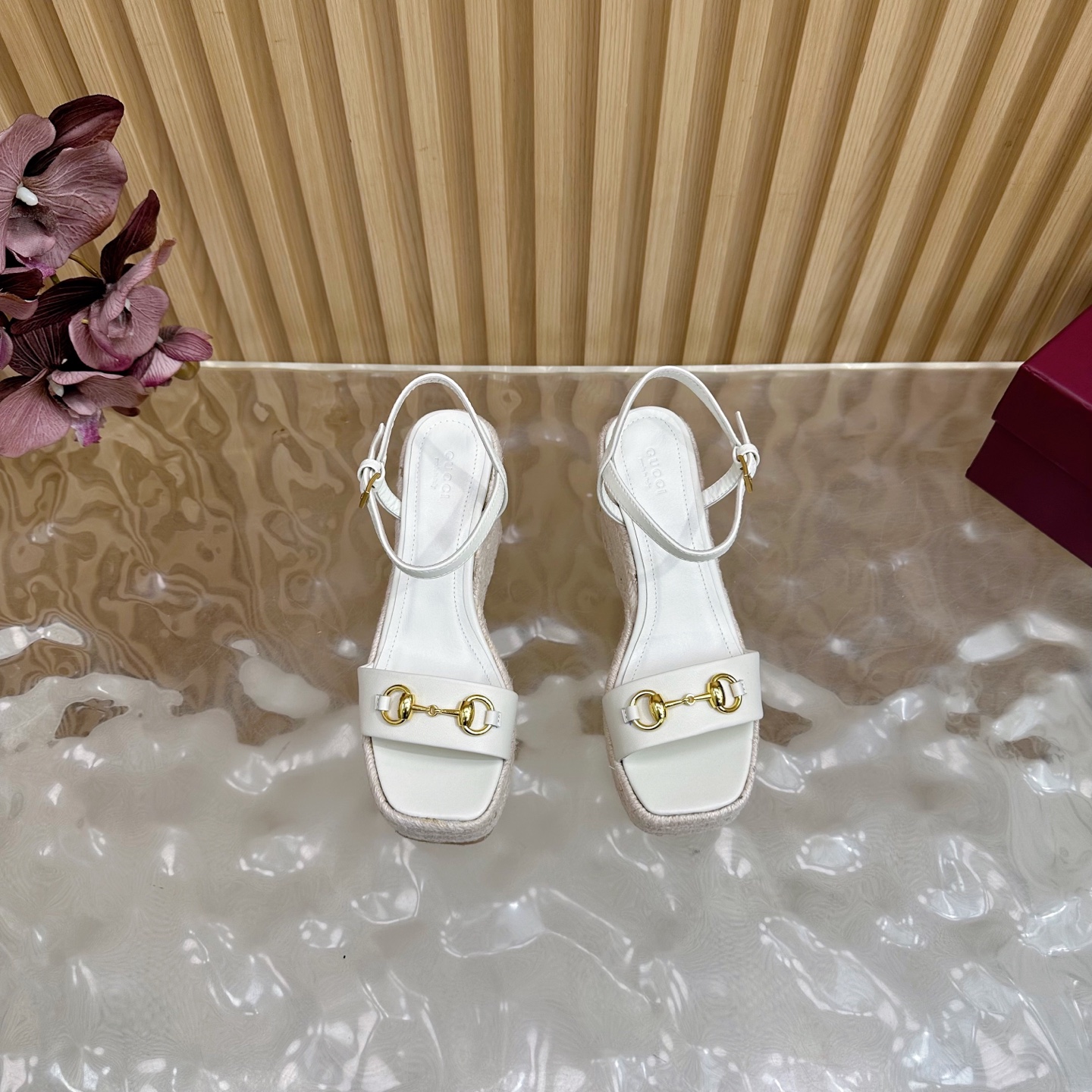 Gucci Classic Cascade Slipper: Italian Leather Sandals with Horsebit Detail & Cozy Sheepskin Lining - 图片 4