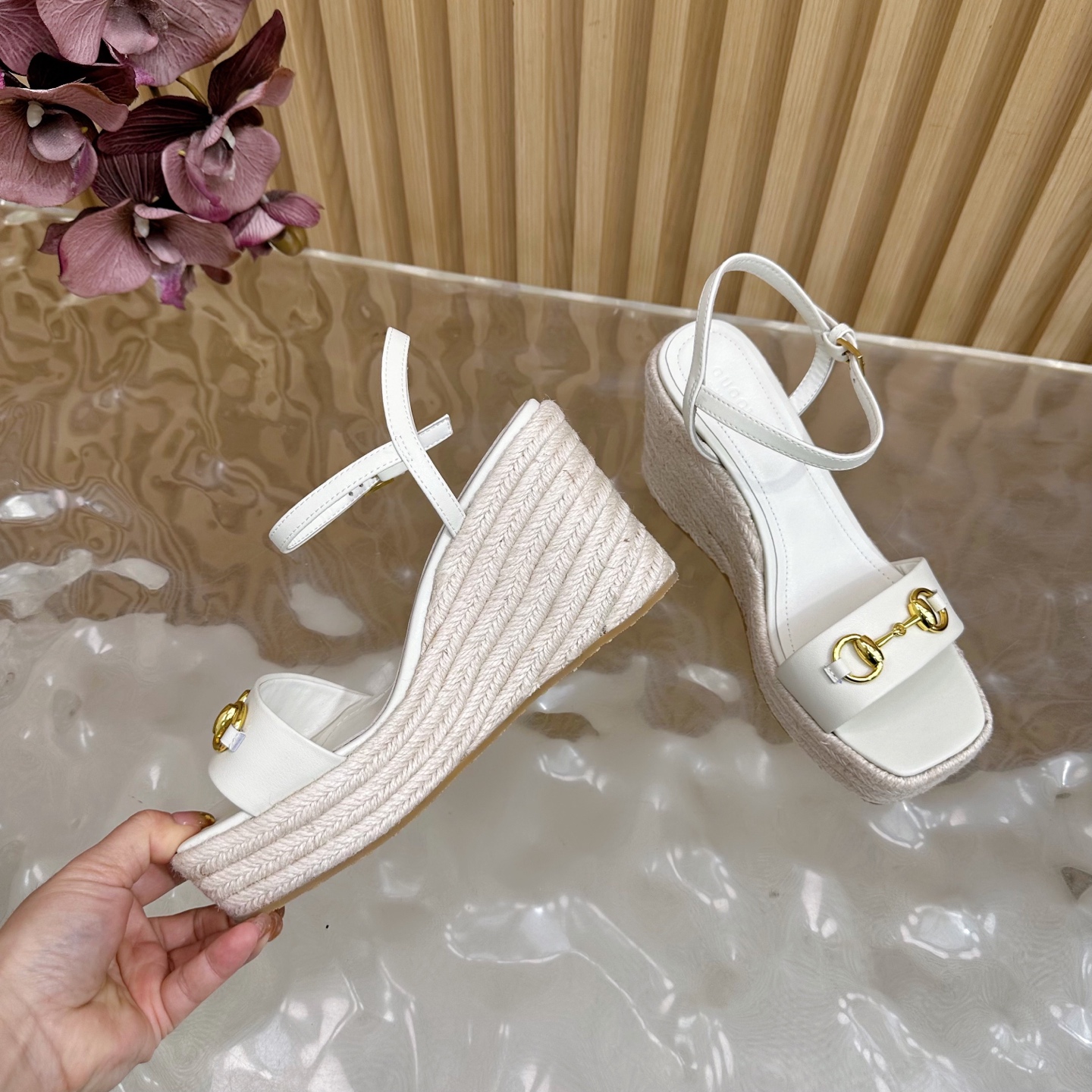 Gucci Classic Cascade Slipper: Italian Leather Sandals with Horsebit Detail & Cozy Sheepskin Lining - 图片 7