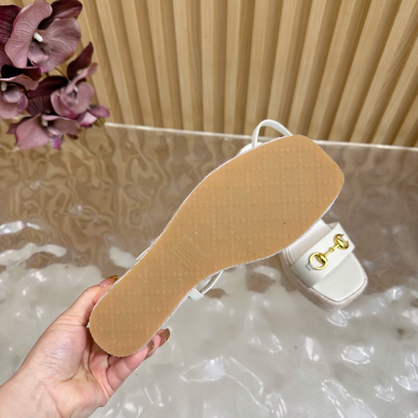 Gucci Classic Cascade Slipper: Italian Leather Sandals with Horsebit Detail & Cozy Sheepskin Lining - 图片 9