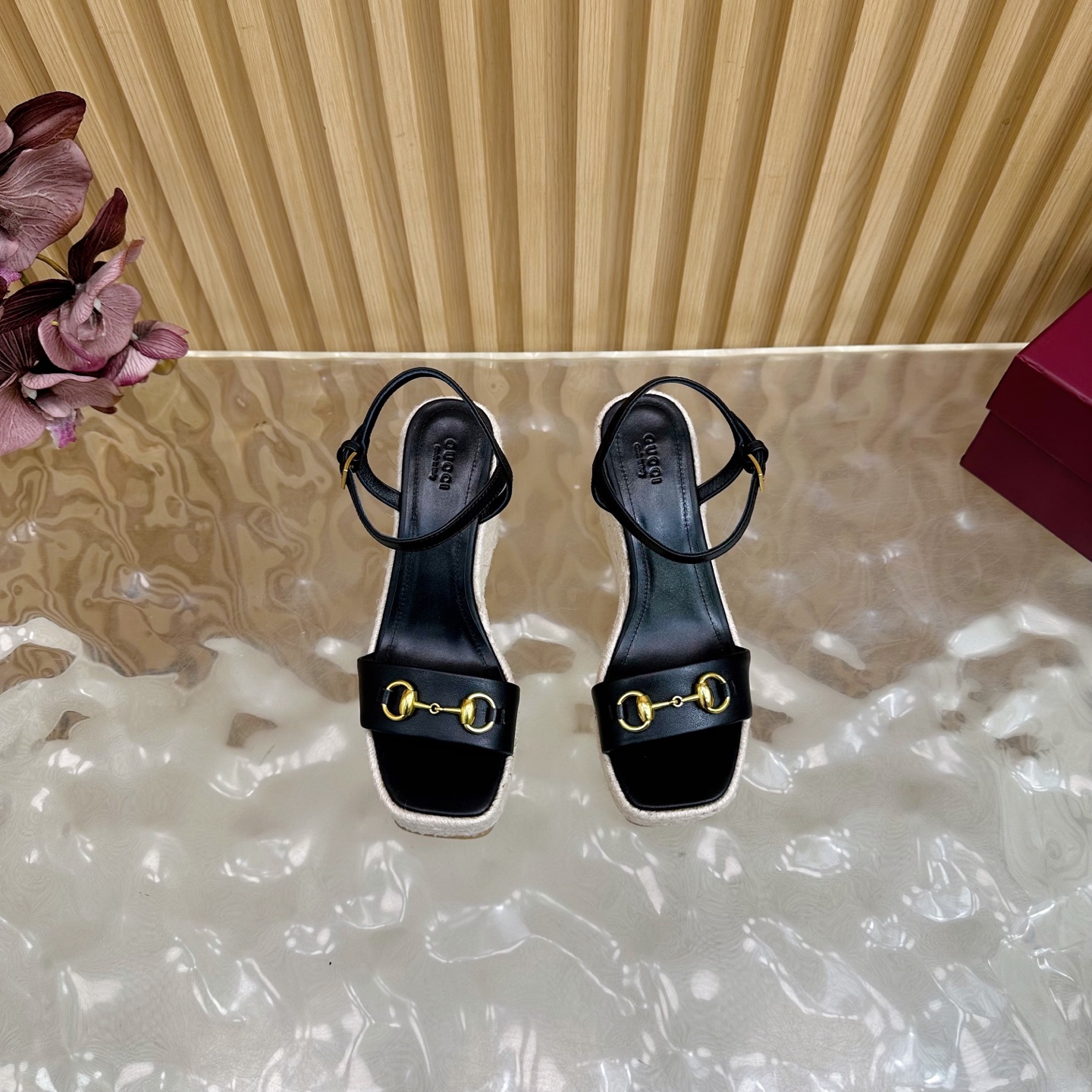 Gucci Classic Cascade Slipper: Italian Luxury Sandals with Horsebit Design and Sheepskin Lining - 图片 4