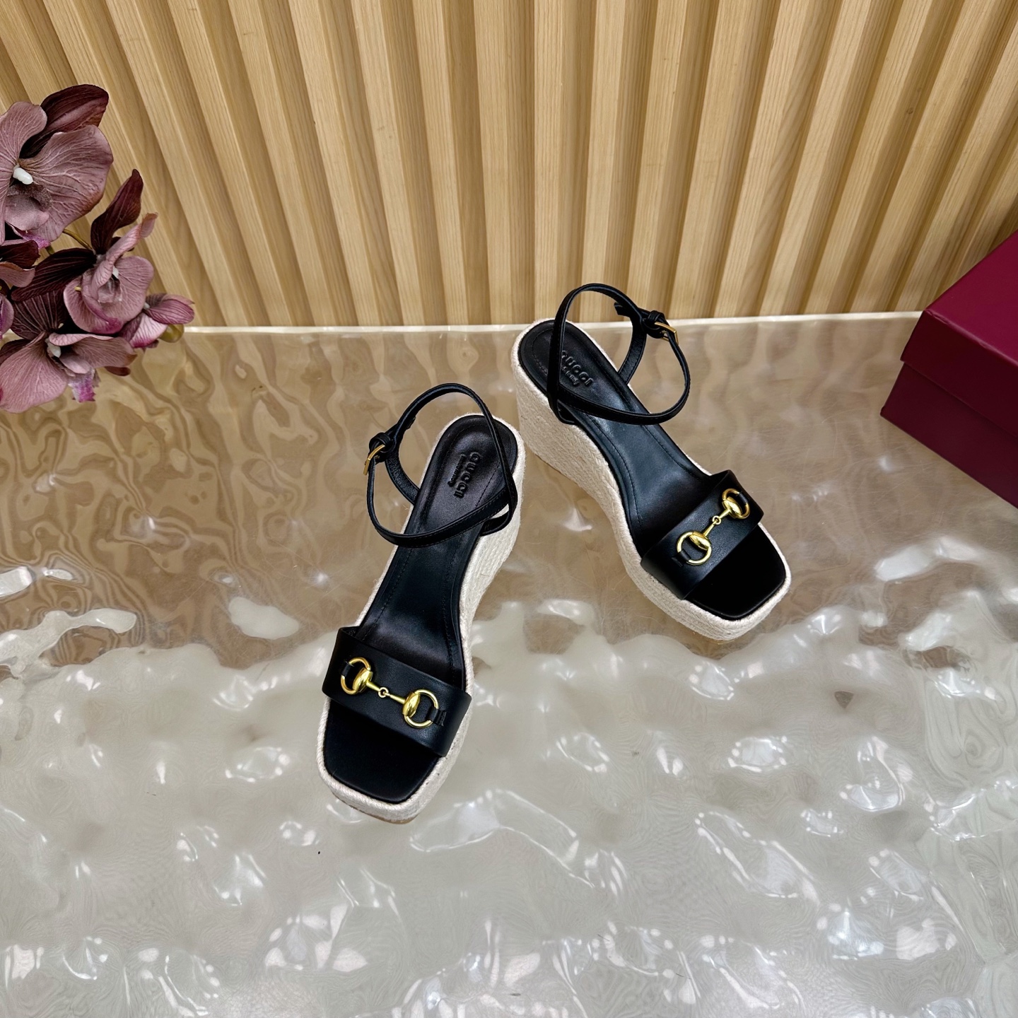 Gucci Classic Cascade Slipper: Italian Luxury Sandals with Horsebit Design and Sheepskin Lining - 图片 6
