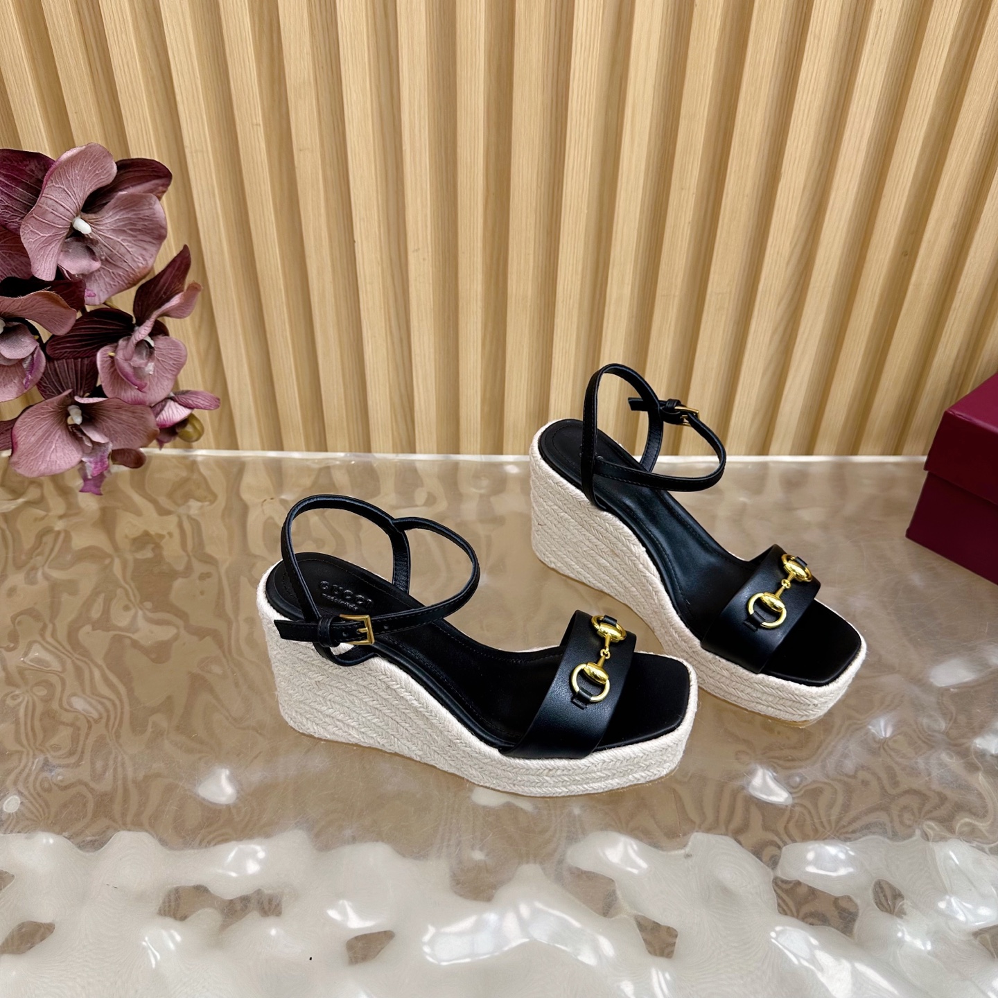 Gucci Classic Cascade Slipper: Italian Luxury Sandals with Horsebit Design and Sheepskin Lining - 图片 9