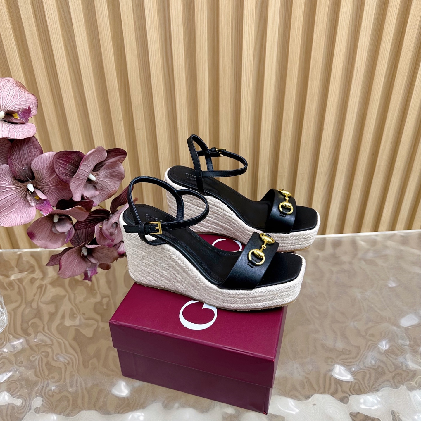 Gucci Classic Cascade Slipper: Italian Luxury Sandals with Horsebit Design and Sheepskin Lining - 图片 1
