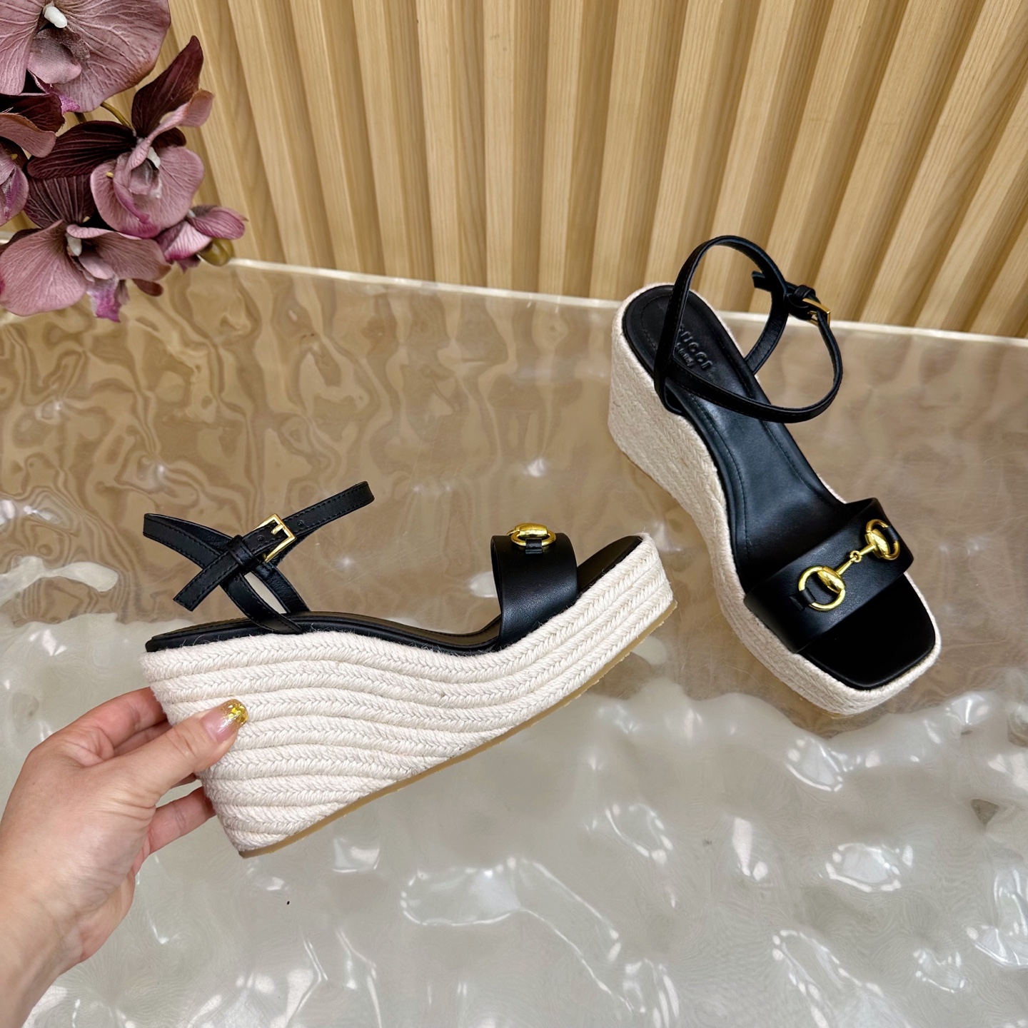 Gucci Classic Cascade Slipper: Italian Luxury Sandals with Horsebit Design and Sheepskin Lining - 图片 7