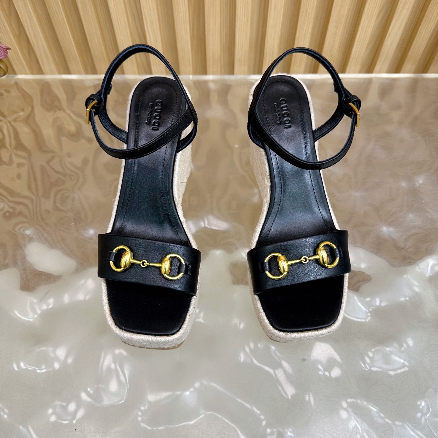 Gucci Classic Cascade Slipper: Italian Luxury Sandals with Horsebit Design and Sheepskin Lining - 图片 5