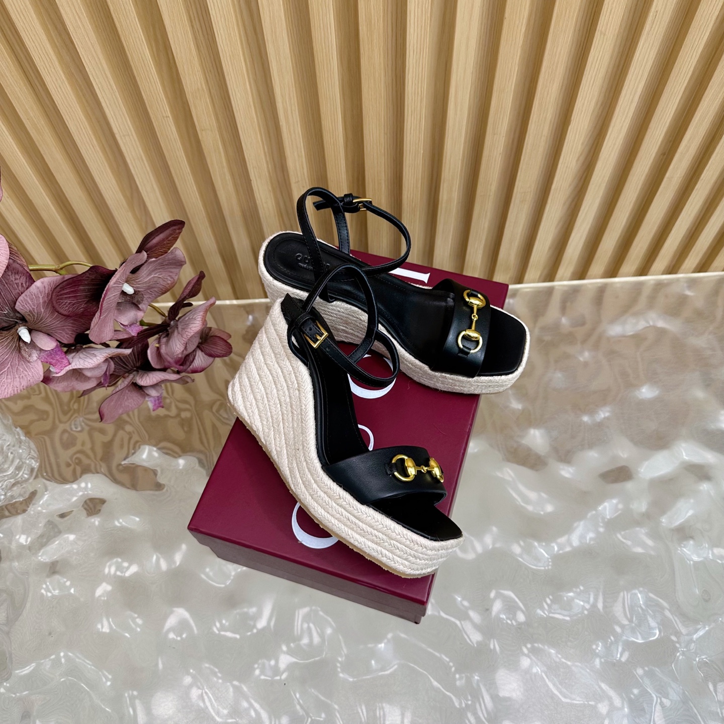 Gucci Classic Cascade Slipper: Italian Luxury Sandals with Horsebit Design and Sheepskin Lining - 图片 2