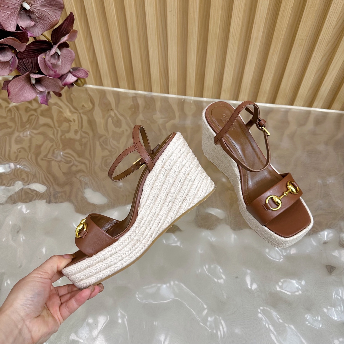 “Classic Gucci Cascade Slipper: Italian Luxury with Comfort and Style” - 图片 7