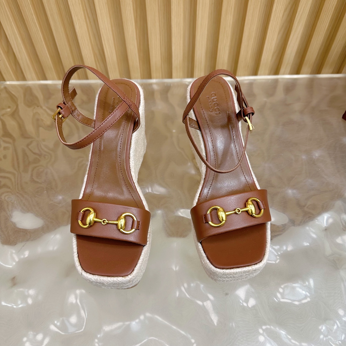 “Classic Gucci Cascade Slipper: Italian Luxury with Comfort and Style” - 图片 5