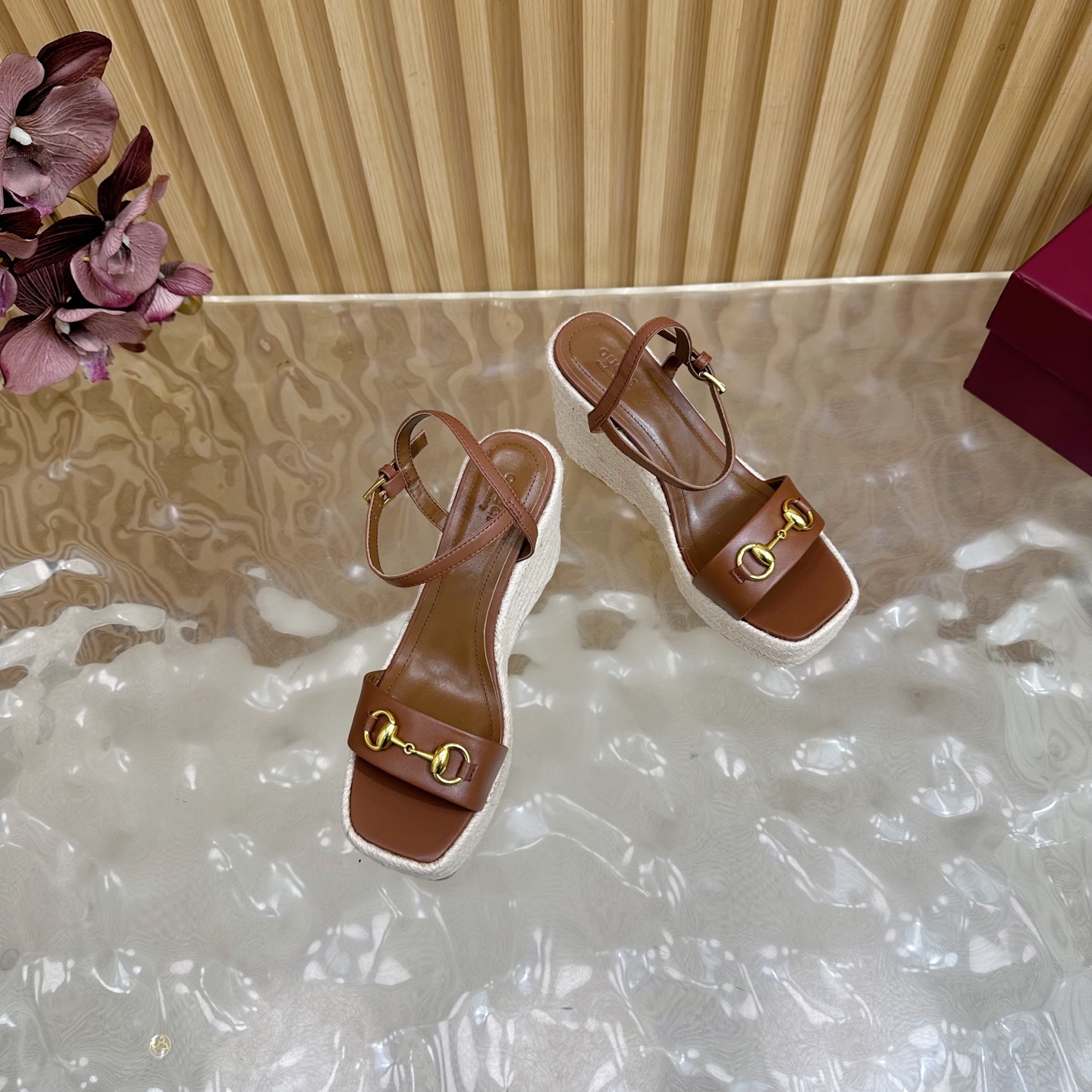 “Classic Gucci Cascade Slipper: Italian Luxury with Comfort and Style” - 图片 6