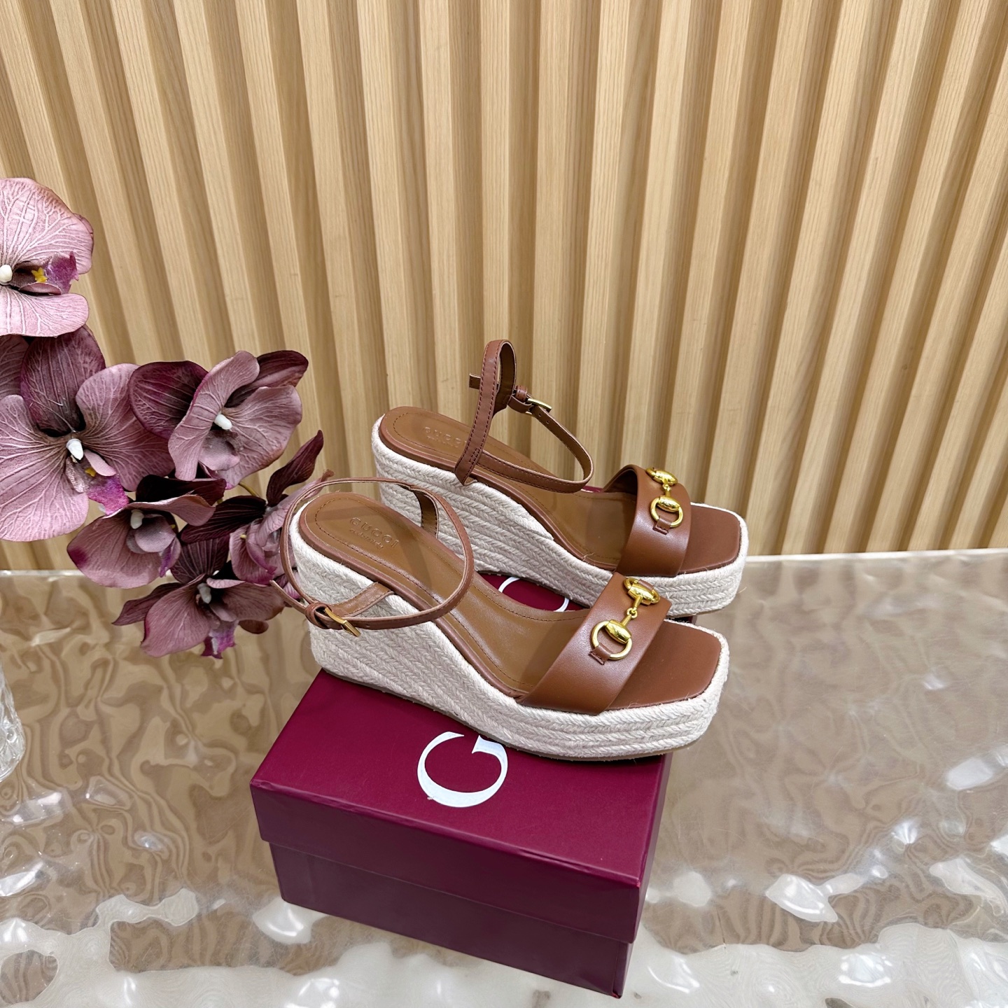 “Classic Gucci Cascade Slipper: Italian Luxury with Comfort and Style” - 图片 1