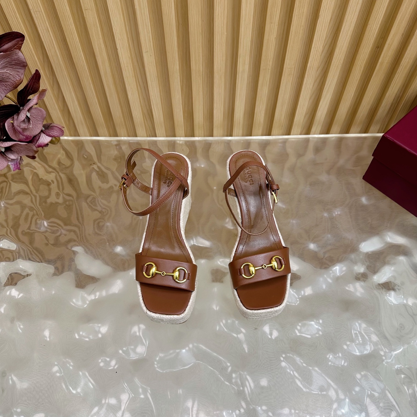 “Classic Gucci Cascade Slipper: Italian Luxury with Comfort and Style” - 图片 4