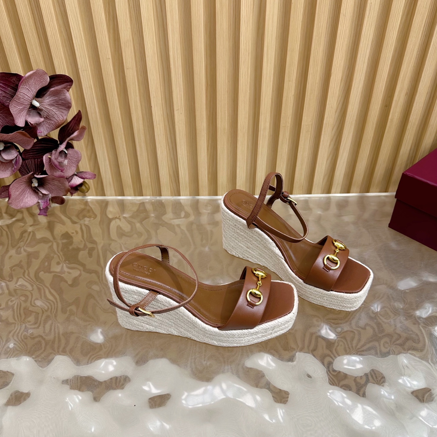 “Classic Gucci Cascade Slipper: Italian Luxury with Comfort and Style” - 图片 9