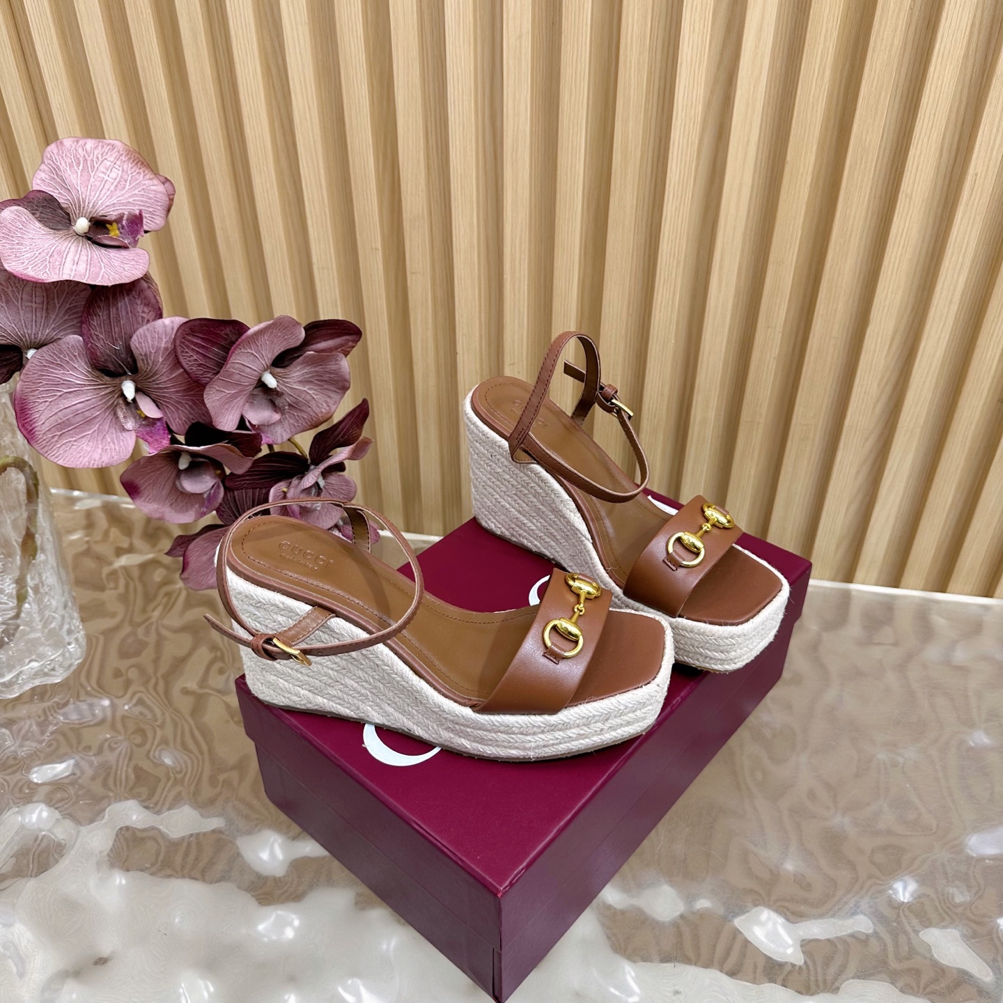 “Classic Gucci Cascade Slipper: Italian Luxury with Comfort and Style” - 图片 3