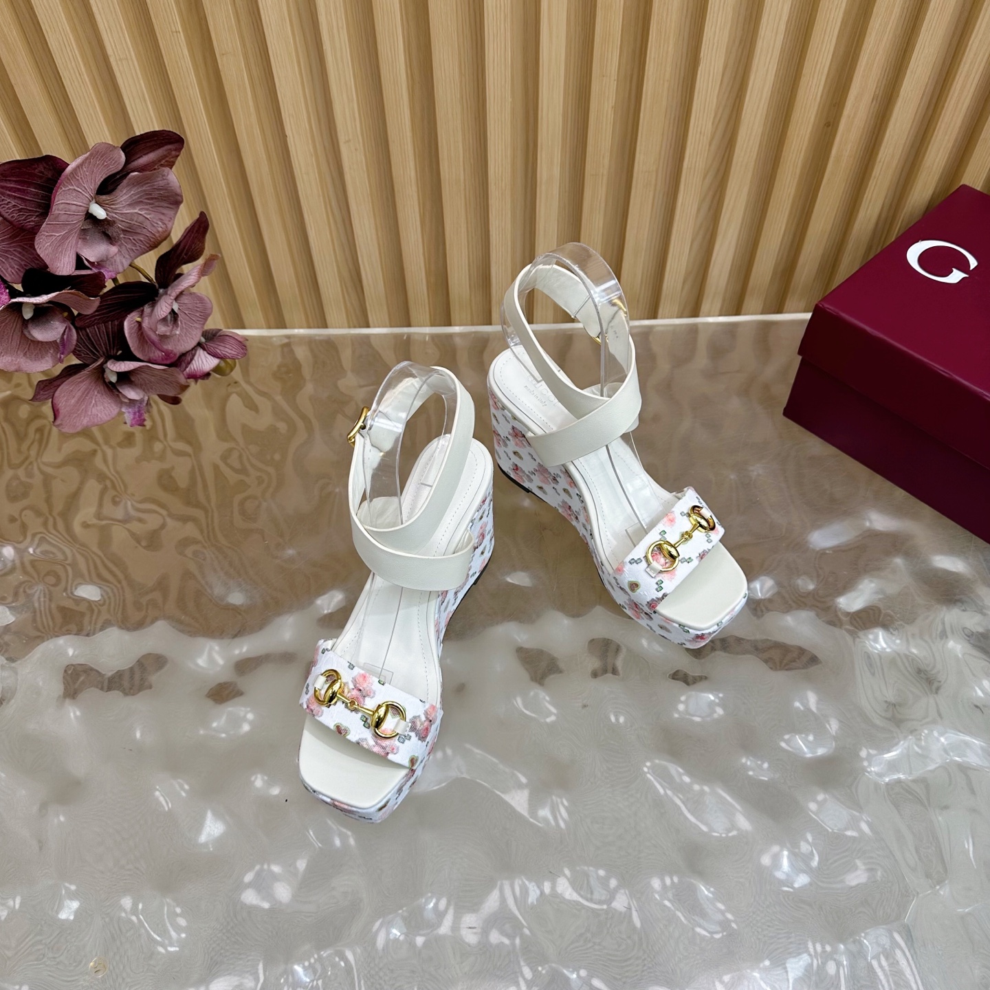 Title: Gucci Classic Cascade Slipper Review: Italian Leather Sandals with Stylish Comfort and Stability - 图片 6