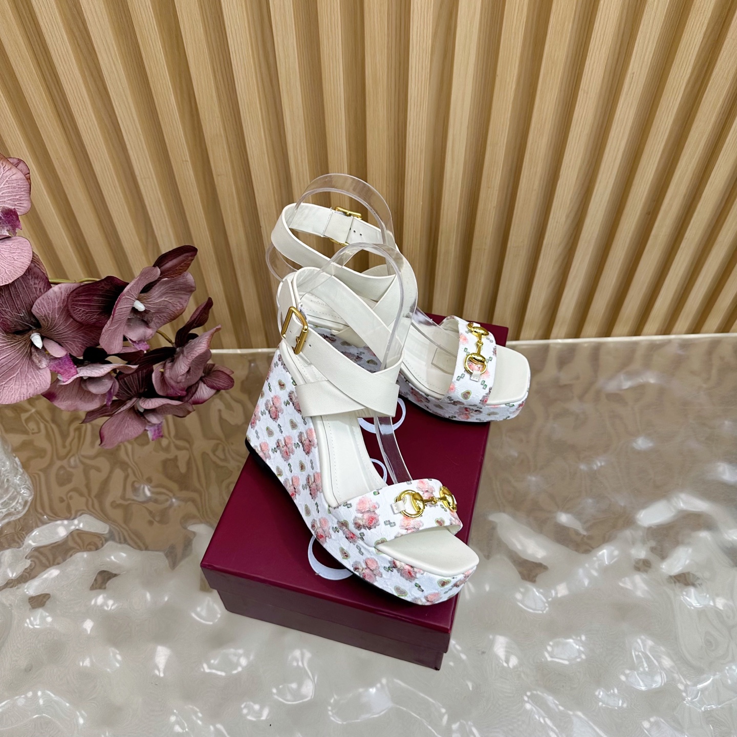 Title: Gucci Classic Cascade Slipper Review: Italian Leather Sandals with Stylish Comfort and Stability - 图片 2