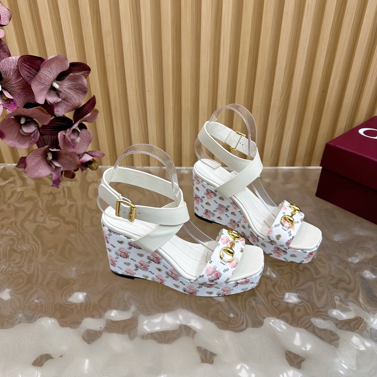 Title: Gucci Classic Cascade Slipper Review: Italian Leather Sandals with Stylish Comfort and Stability - 图片 7