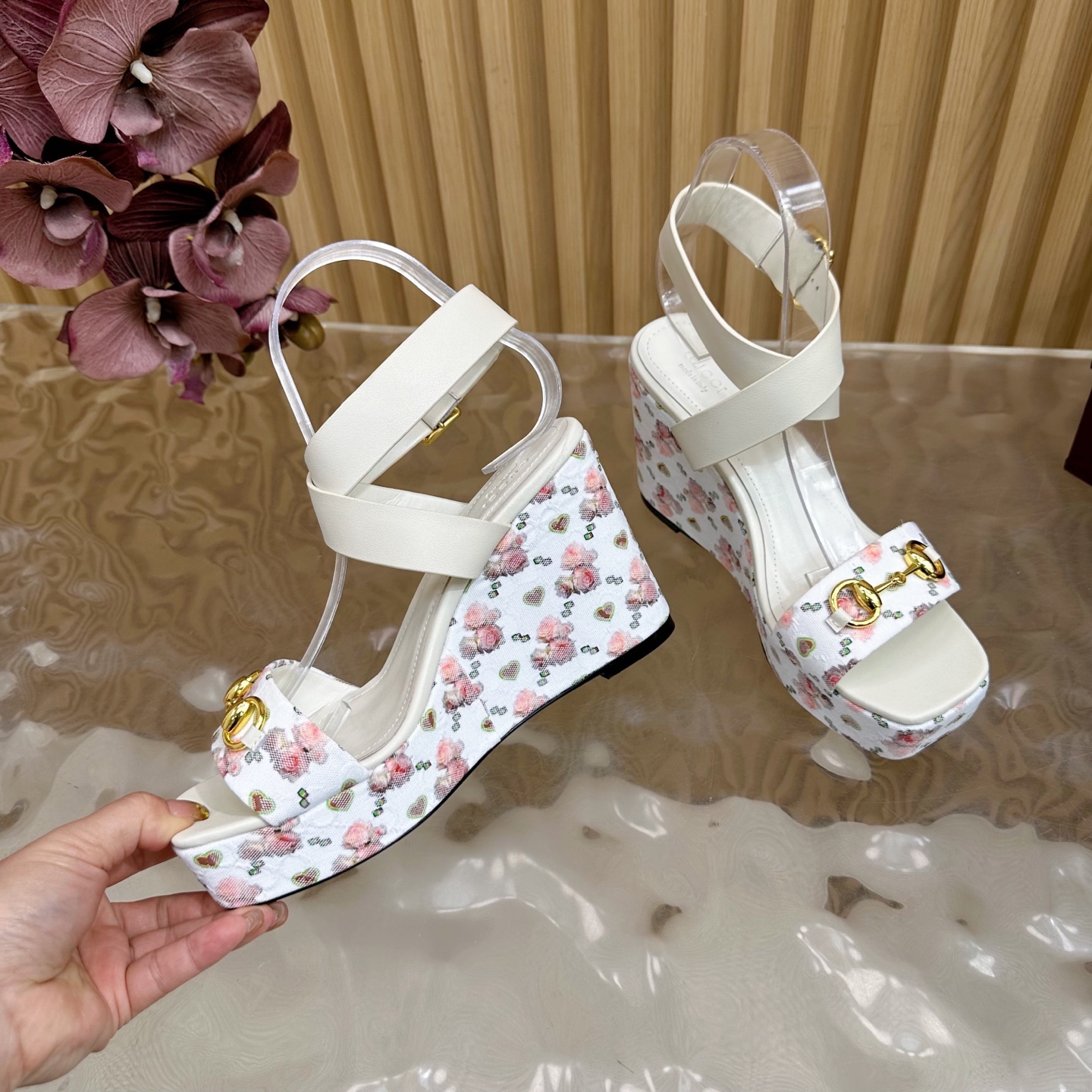 Title: Gucci Classic Cascade Slipper Review: Italian Leather Sandals with Stylish Comfort and Stability - 图片 9