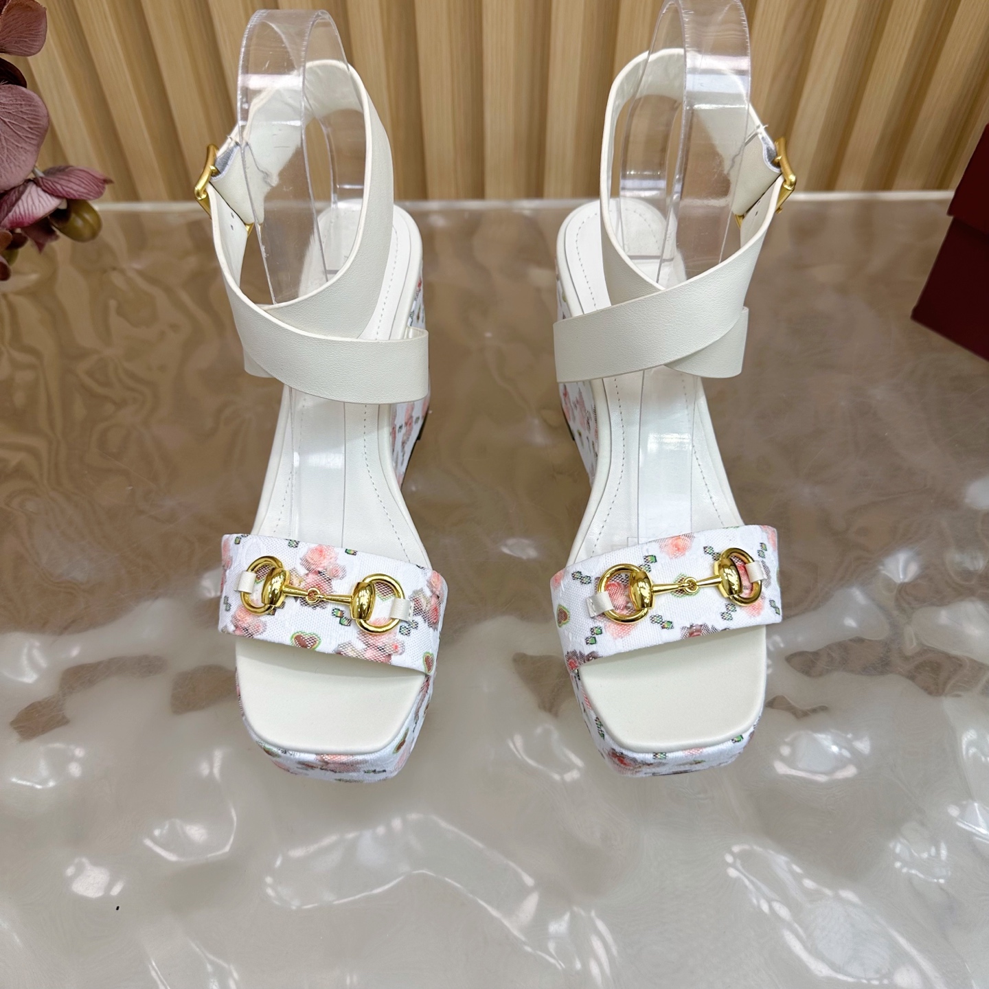 Title: Gucci Classic Cascade Slipper Review: Italian Leather Sandals with Stylish Comfort and Stability - 图片 5