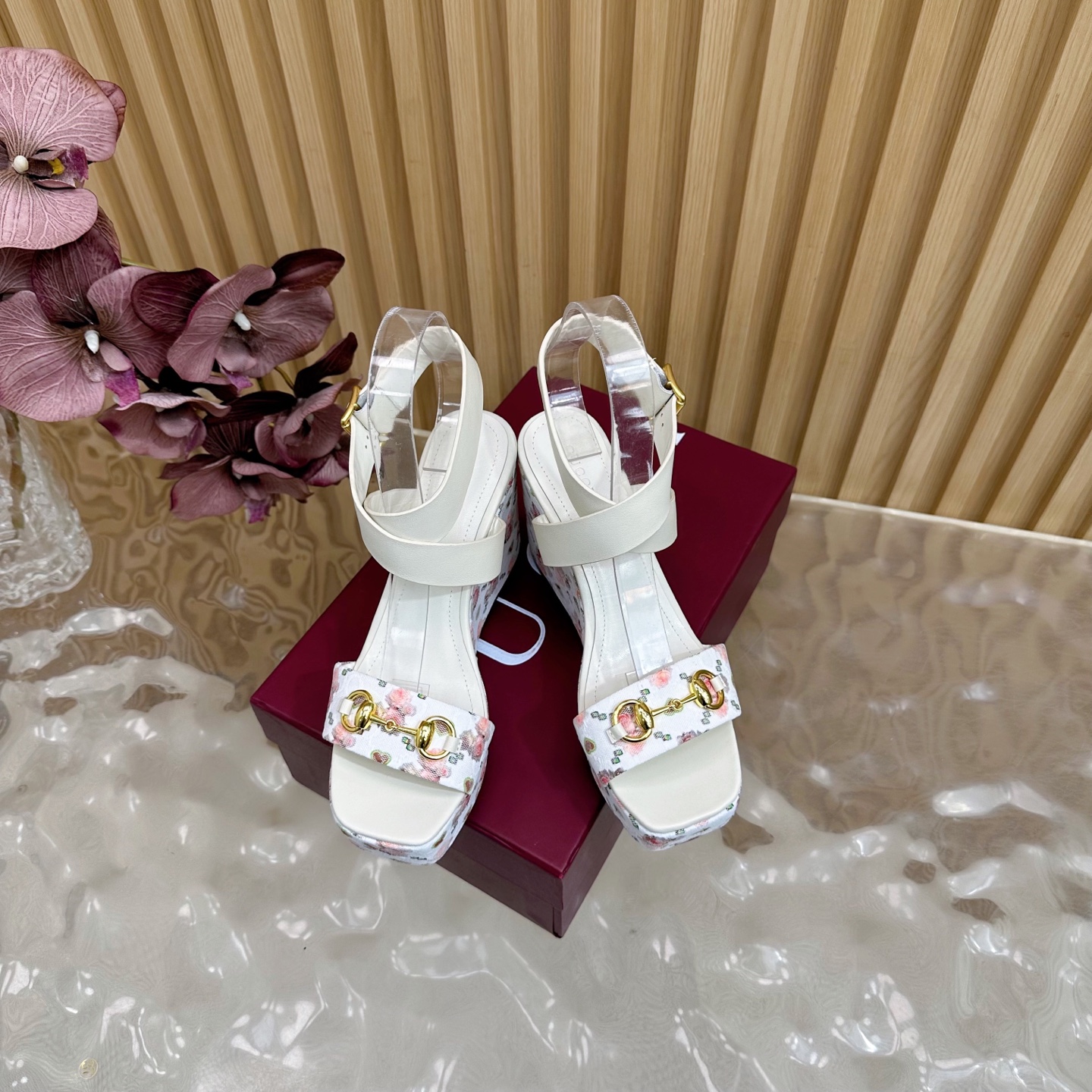 Title: Gucci Classic Cascade Slipper Review: Italian Leather Sandals with Stylish Comfort and Stability - 图片 3