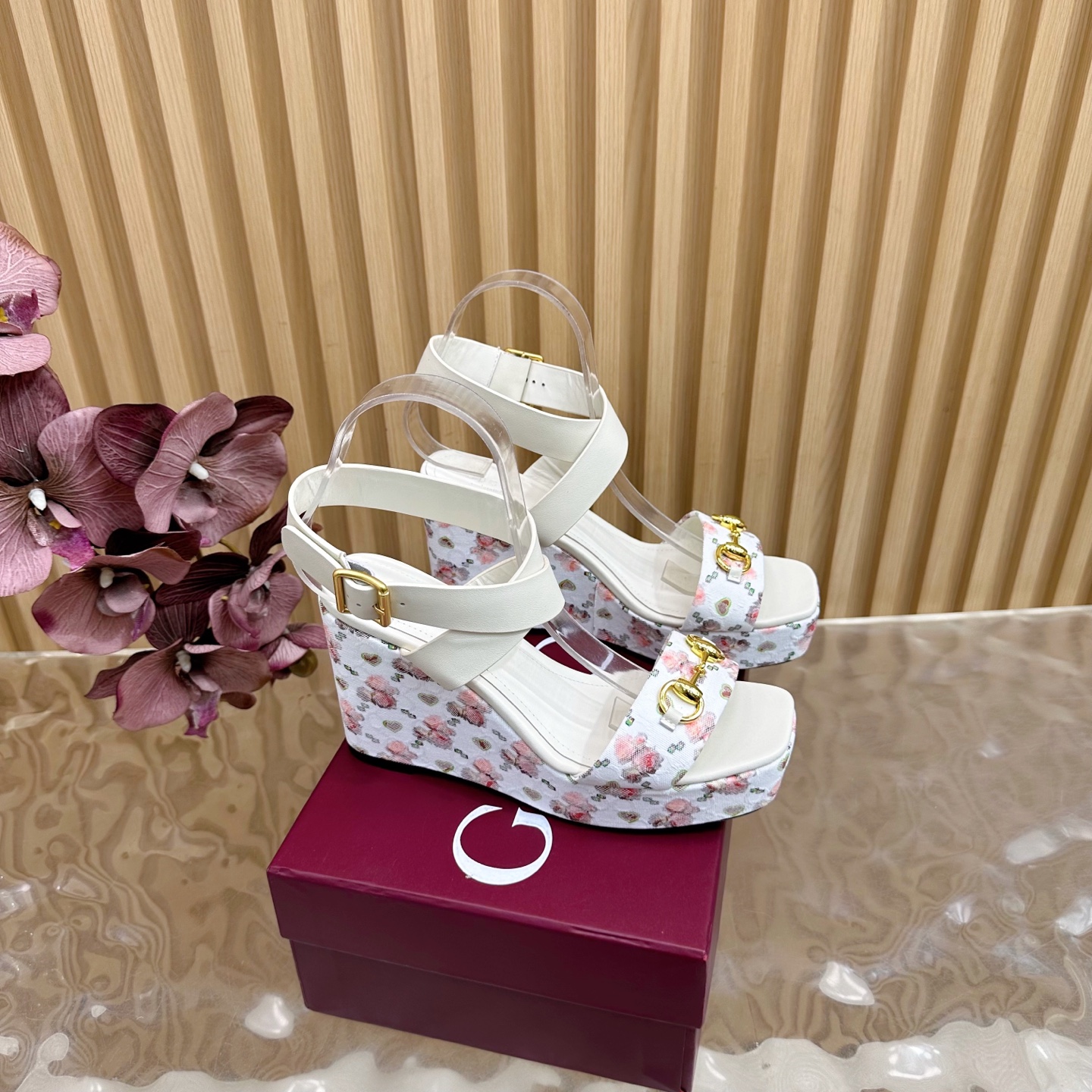 Title: Gucci Classic Cascade Slipper Review: Italian Leather Sandals with Stylish Comfort and Stability - 图片 1