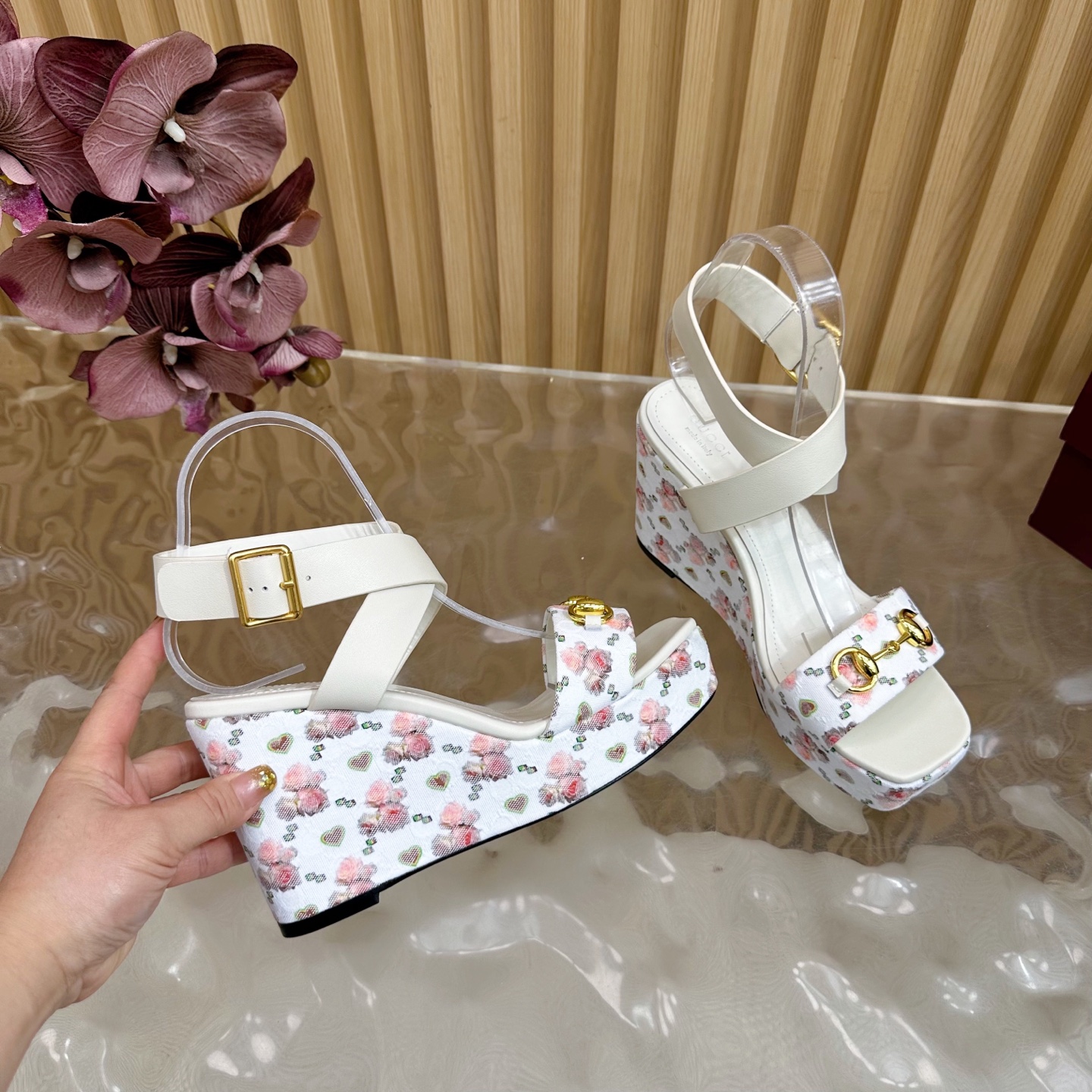 Title: Gucci Classic Cascade Slipper Review: Italian Leather Sandals with Stylish Comfort and Stability - 图片 8