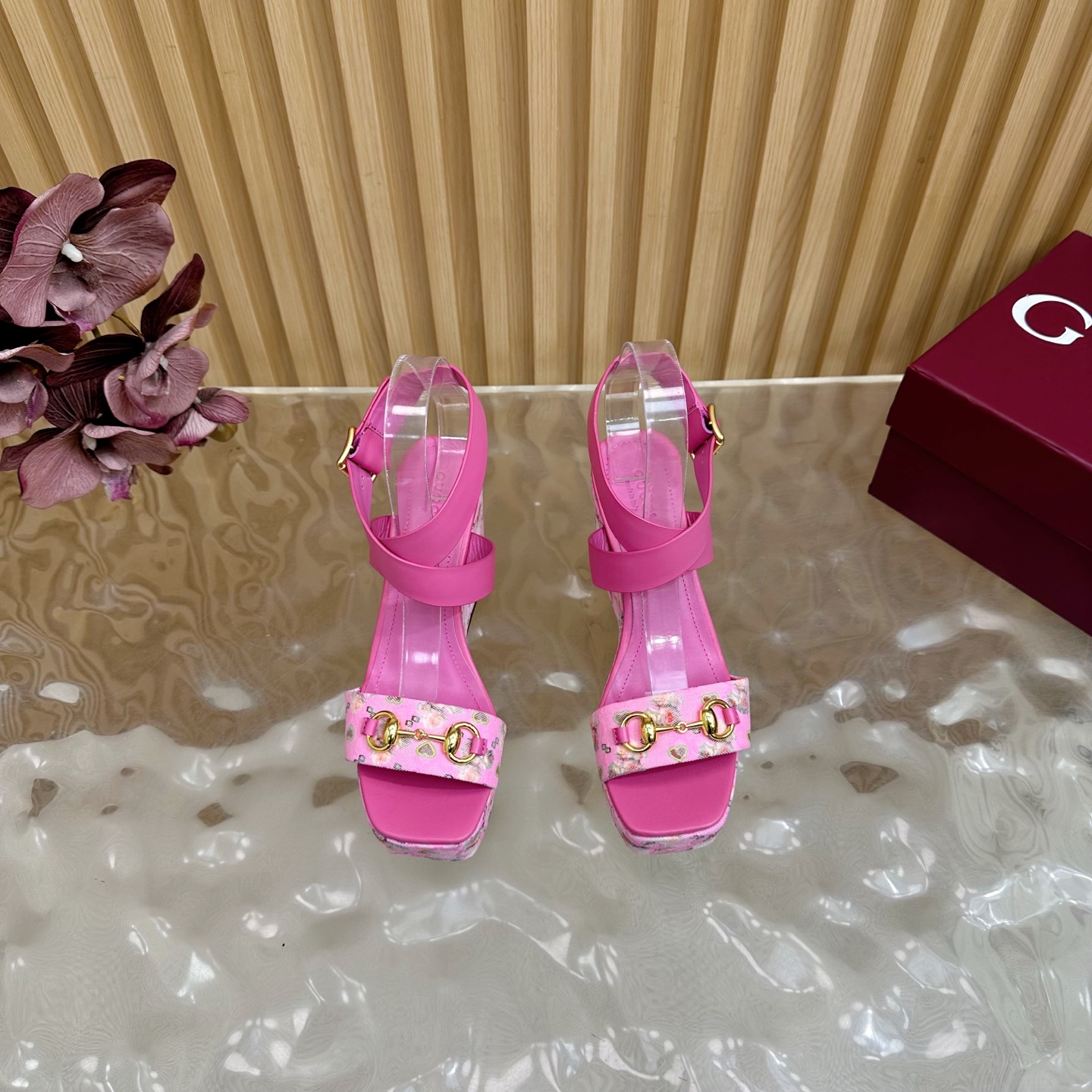 “Classic Gucci Cascade Slipper: Italian Luxury with Horsebit Detail | Cozy & Stylish Sandals for Women” - 图片 4