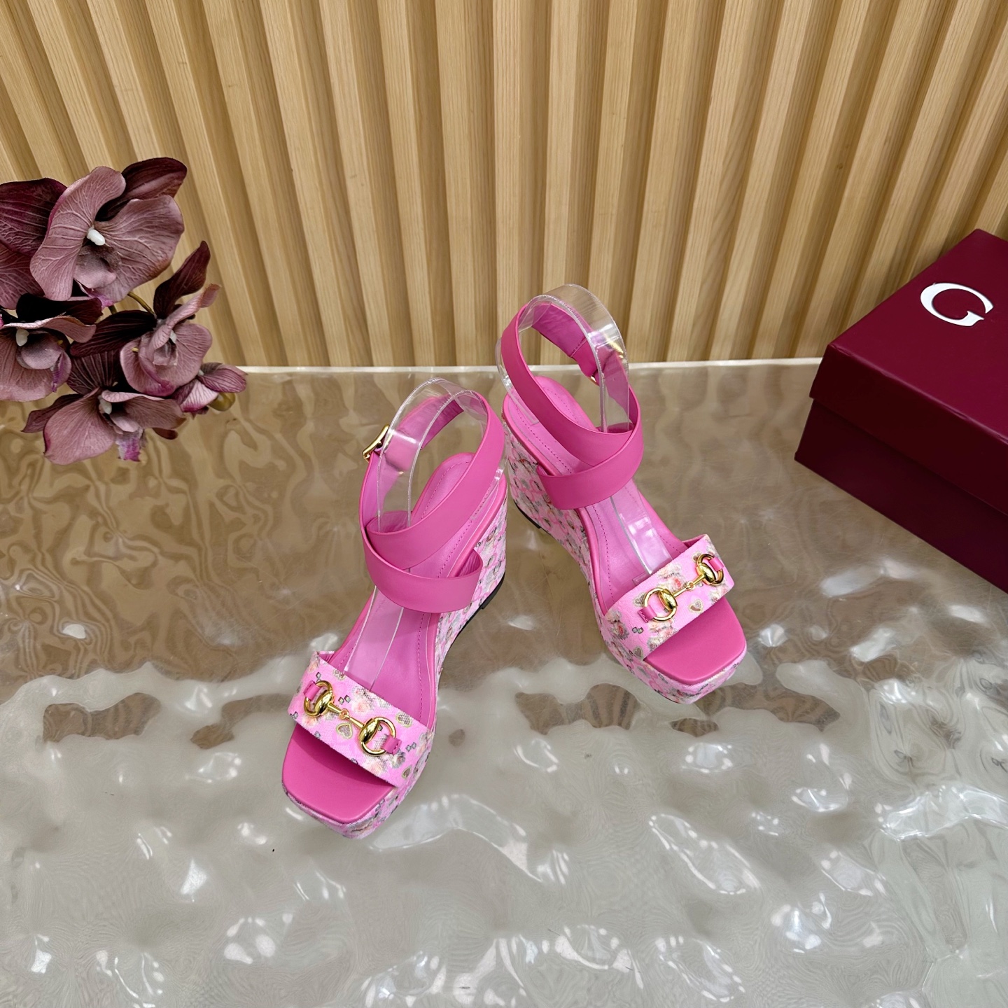 “Classic Gucci Cascade Slipper: Italian Luxury with Horsebit Detail | Cozy & Stylish Sandals for Women” - 图片 6