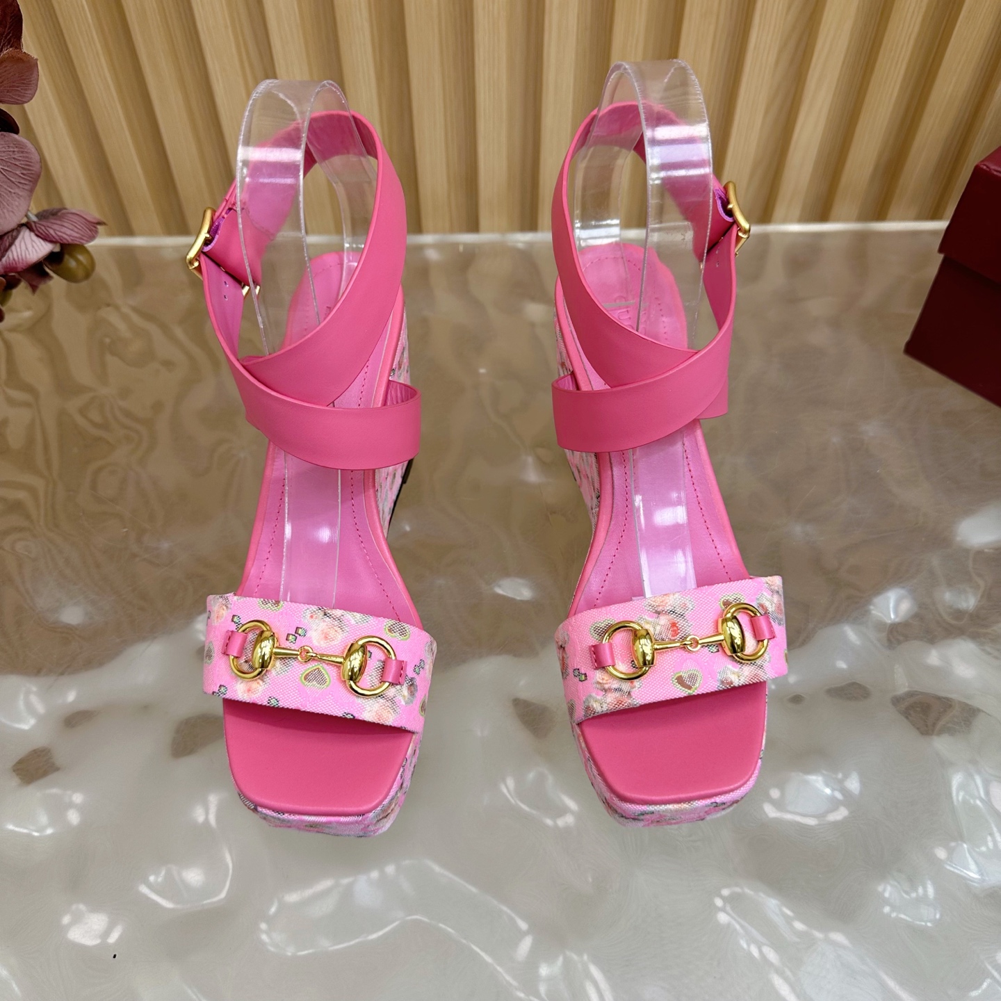“Classic Gucci Cascade Slipper: Italian Luxury with Horsebit Detail | Cozy & Stylish Sandals for Women” - 图片 5