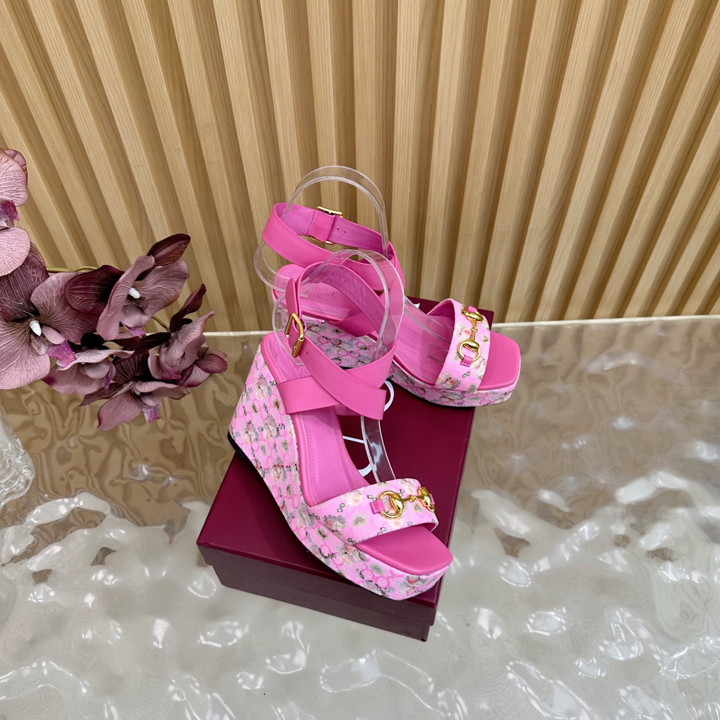 “Classic Gucci Cascade Slipper: Italian Luxury with Horsebit Detail | Cozy & Stylish Sandals for Women” - 图片 2