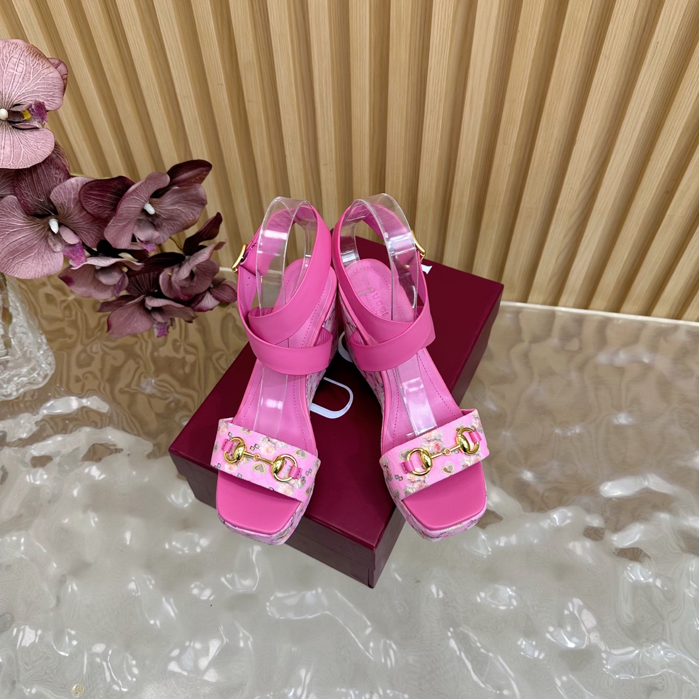 “Classic Gucci Cascade Slipper: Italian Luxury with Horsebit Detail | Cozy & Stylish Sandals for Women” - 图片 3
