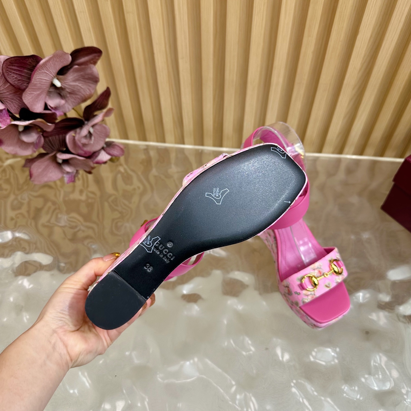 “Classic Gucci Cascade Slipper: Italian Luxury with Horsebit Detail | Cozy & Stylish Sandals for Women” - 图片 9